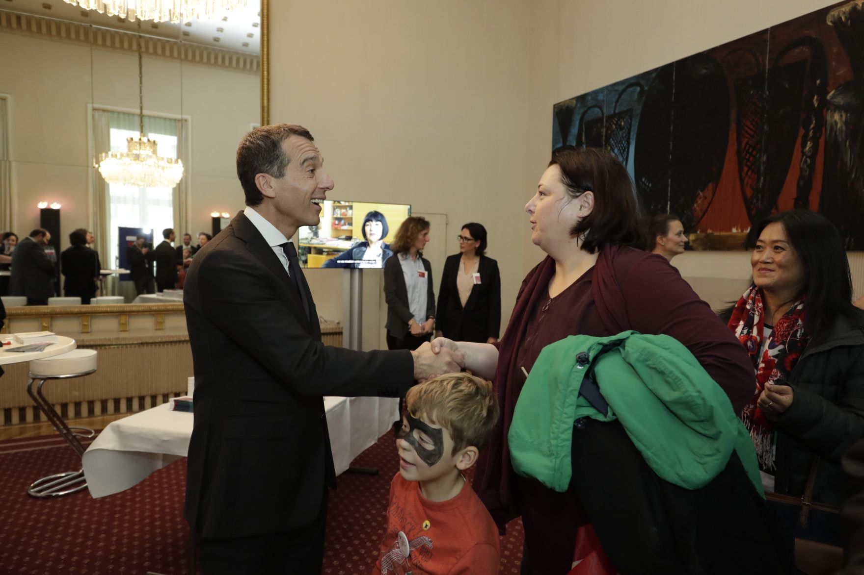 Am 26. Oktober 2016 empfing Bundeskanzler Christian Kern im Rahmen des Nationalfeiertages Besucherinnen und Besucher im Bundeskanzleramt.