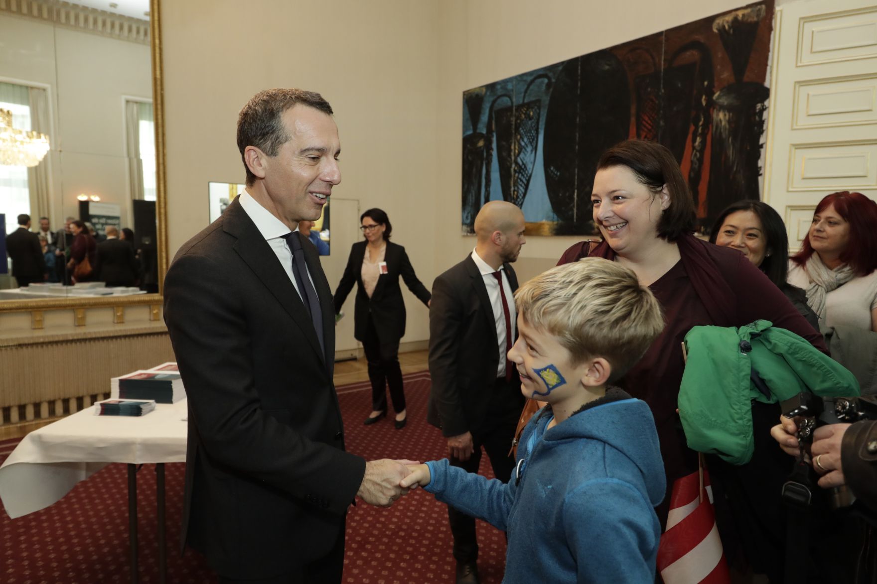 Am 26. Oktober 2016 empfing Bundeskanzler Christian Kern im Rahmen des Nationalfeiertages Besucherinnen und Besucher im Bundeskanzleramt.