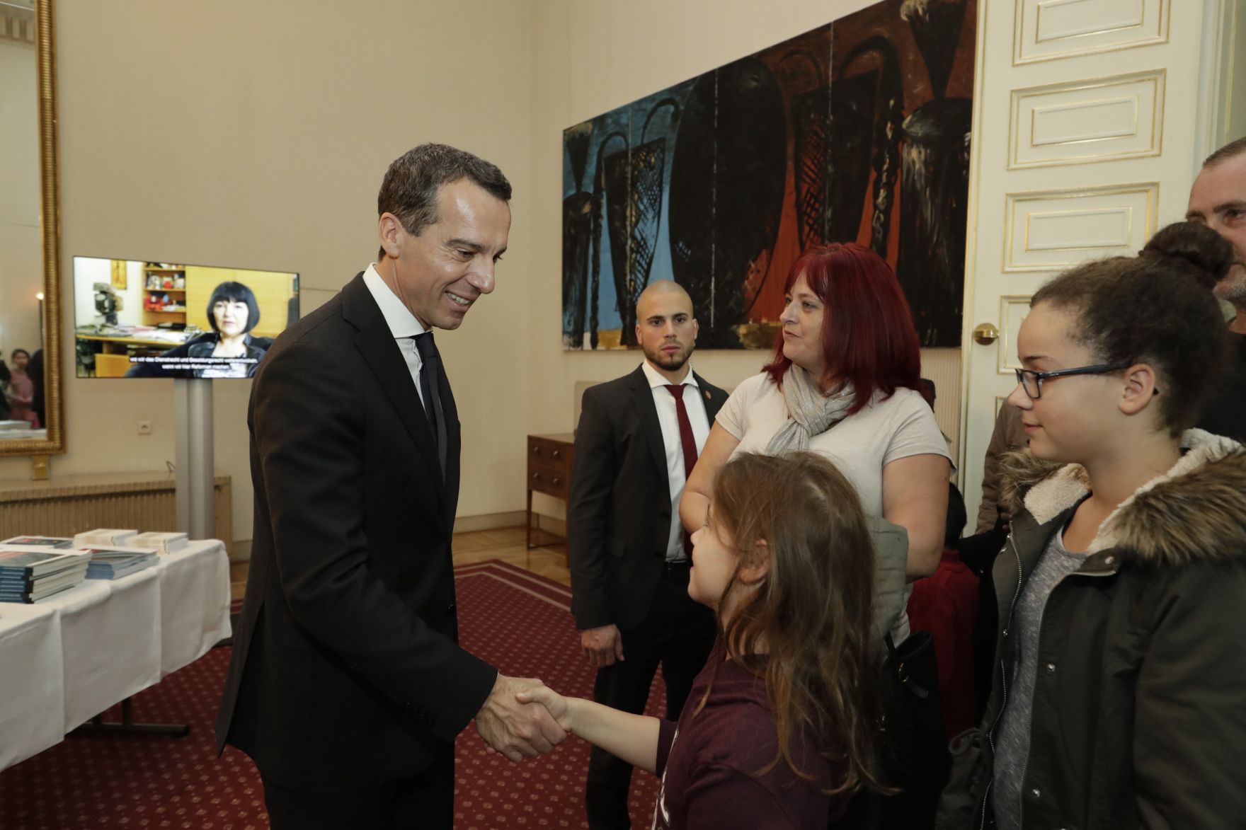 Am 26. Oktober 2016 empfing Bundeskanzler Christian Kern im Rahmen des Nationalfeiertages Besucherinnen und Besucher im Bundeskanzleramt.