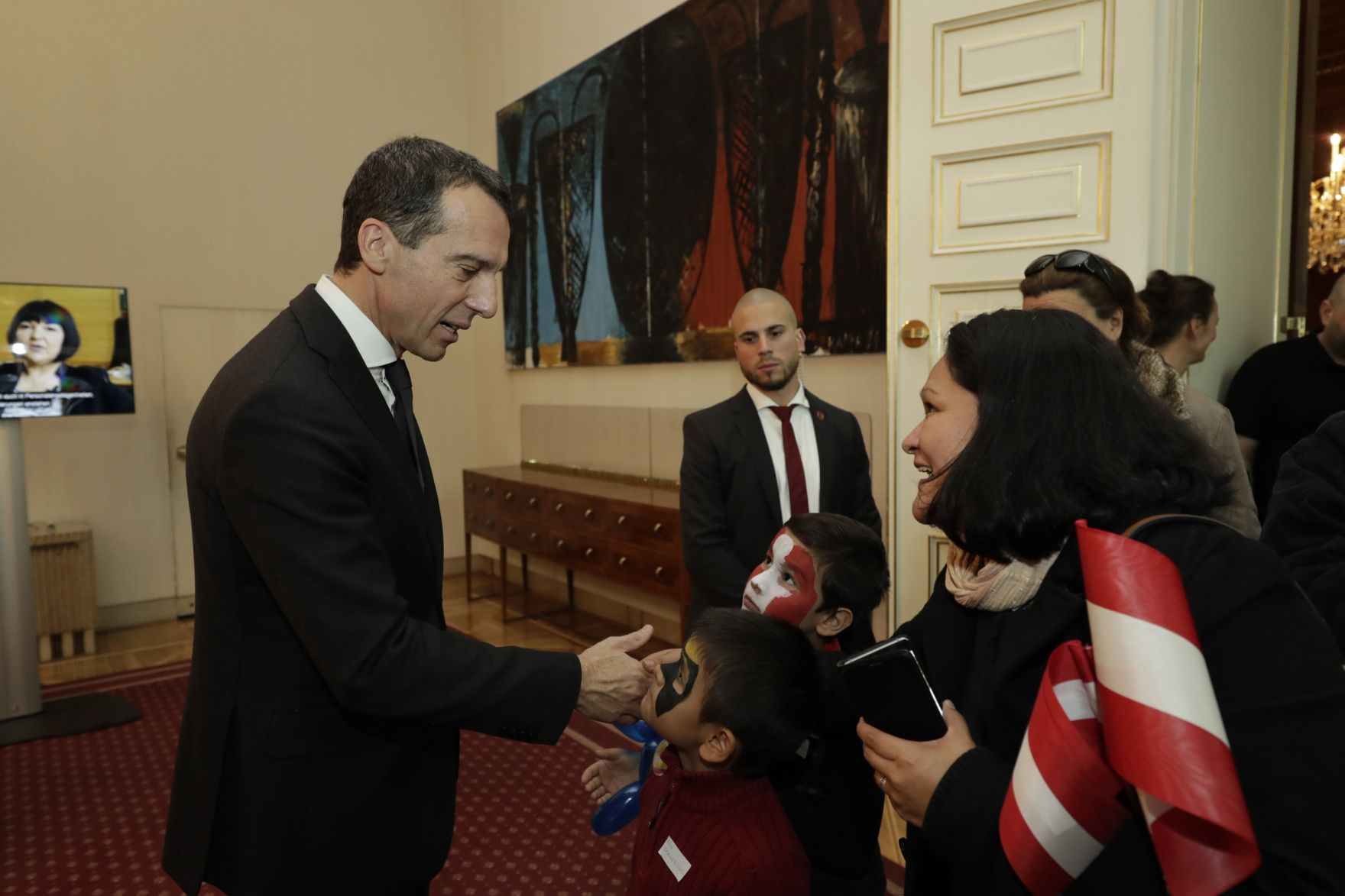 Am 26. Oktober 2016 empfing Bundeskanzler Christian Kern im Rahmen des Nationalfeiertages Besucherinnen und Besucher im Bundeskanzleramt.