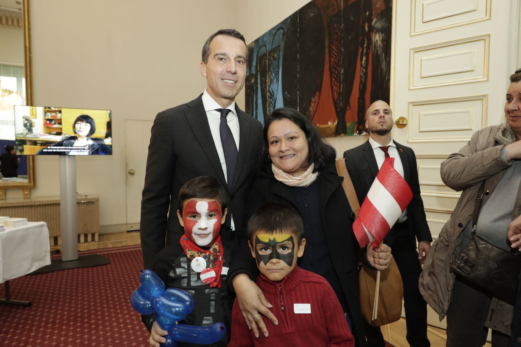 Am 26. Oktober 2016 empfing Bundeskanzler Christian Kern im Rahmen des Nationalfeiertages Besucherinnen und Besucher im Bundeskanzleramt.