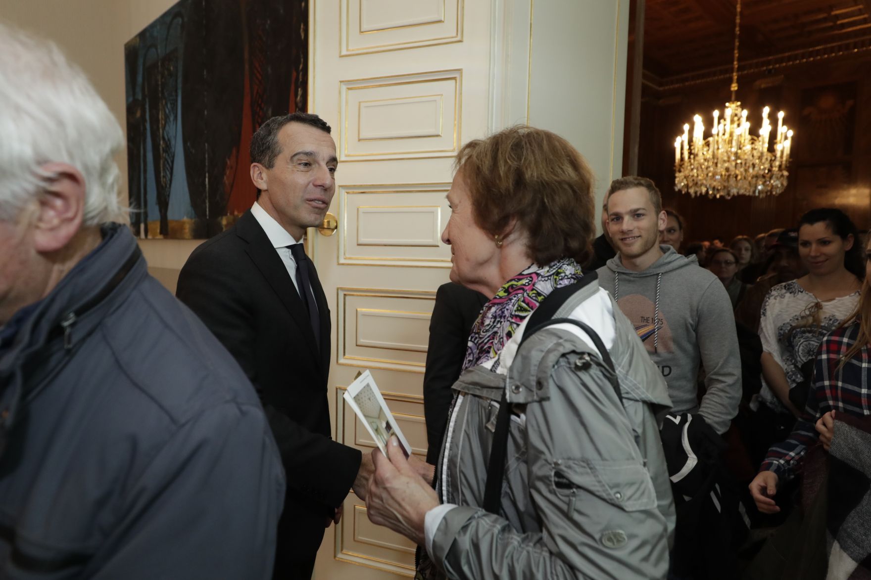 Am 26. Oktober 2016 empfing Bundeskanzler Christian Kern im Rahmen des Nationalfeiertages Besucherinnen und Besucher im Bundeskanzleramt.