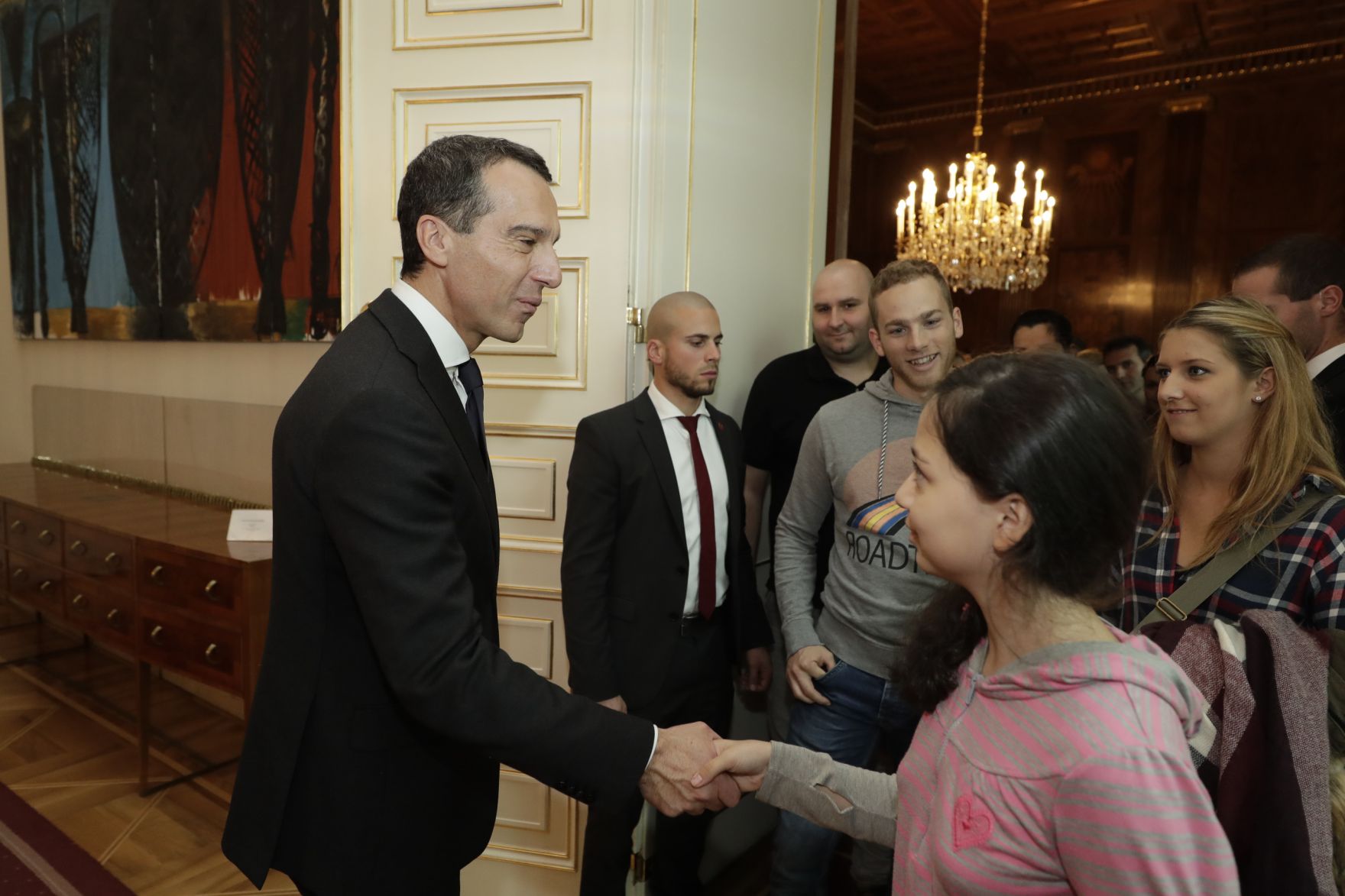Am 26. Oktober 2016 empfing Bundeskanzler Christian Kern im Rahmen des Nationalfeiertages Besucherinnen und Besucher im Bundeskanzleramt.
