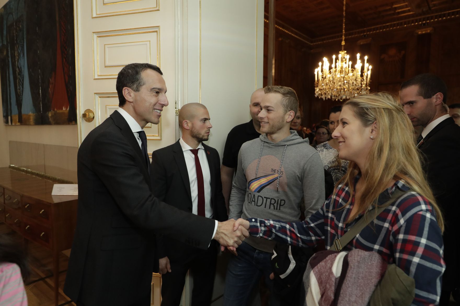 Am 26. Oktober 2016 empfing Bundeskanzler Christian Kern im Rahmen des Nationalfeiertages Besucherinnen und Besucher im Bundeskanzleramt.