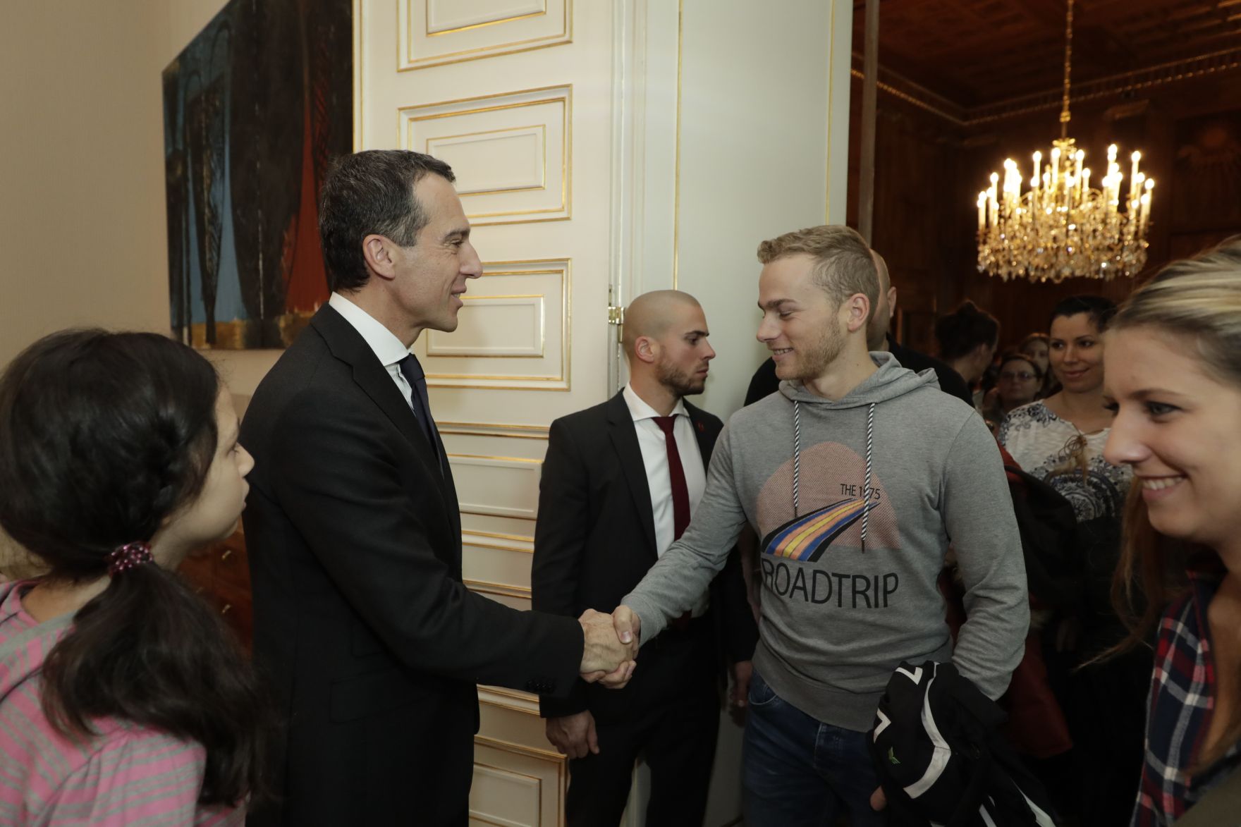 Am 26. Oktober 2016 empfing Bundeskanzler Christian Kern im Rahmen des Nationalfeiertages Besucherinnen und Besucher im Bundeskanzleramt.
