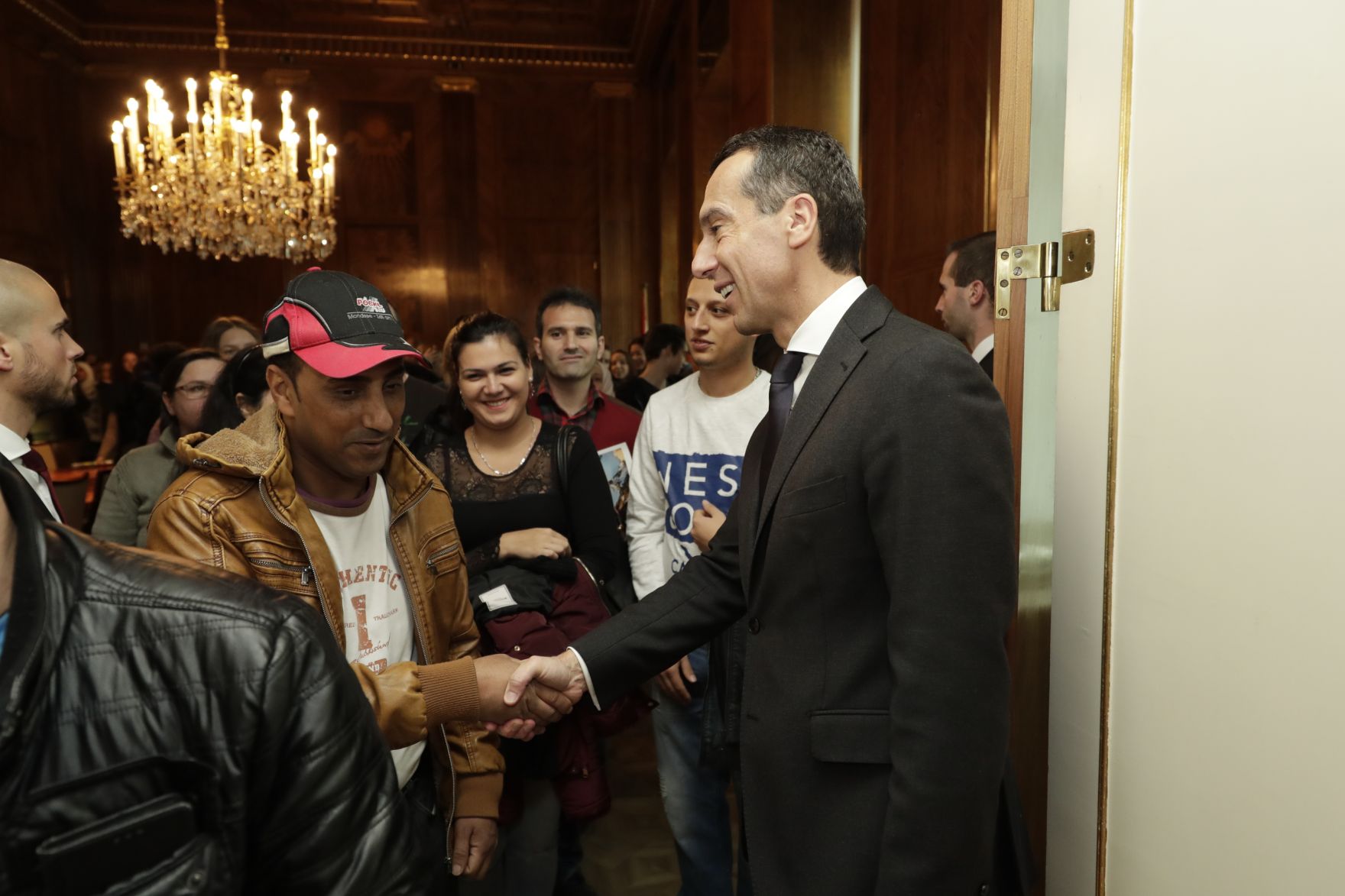 Am 26. Oktober 2016 empfing Bundeskanzler Christian Kern im Rahmen des Nationalfeiertages Besucherinnen und Besucher im Bundeskanzleramt.