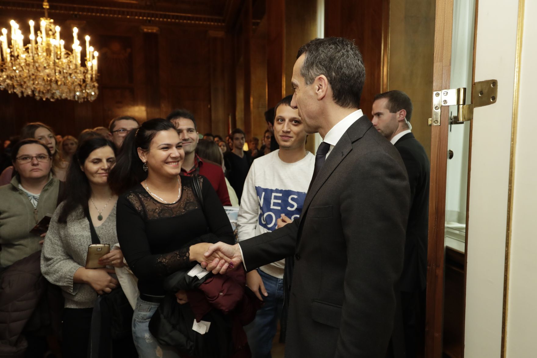 Am 26. Oktober 2016 empfing Bundeskanzler Christian Kern im Rahmen des Nationalfeiertages Besucherinnen und Besucher im Bundeskanzleramt.