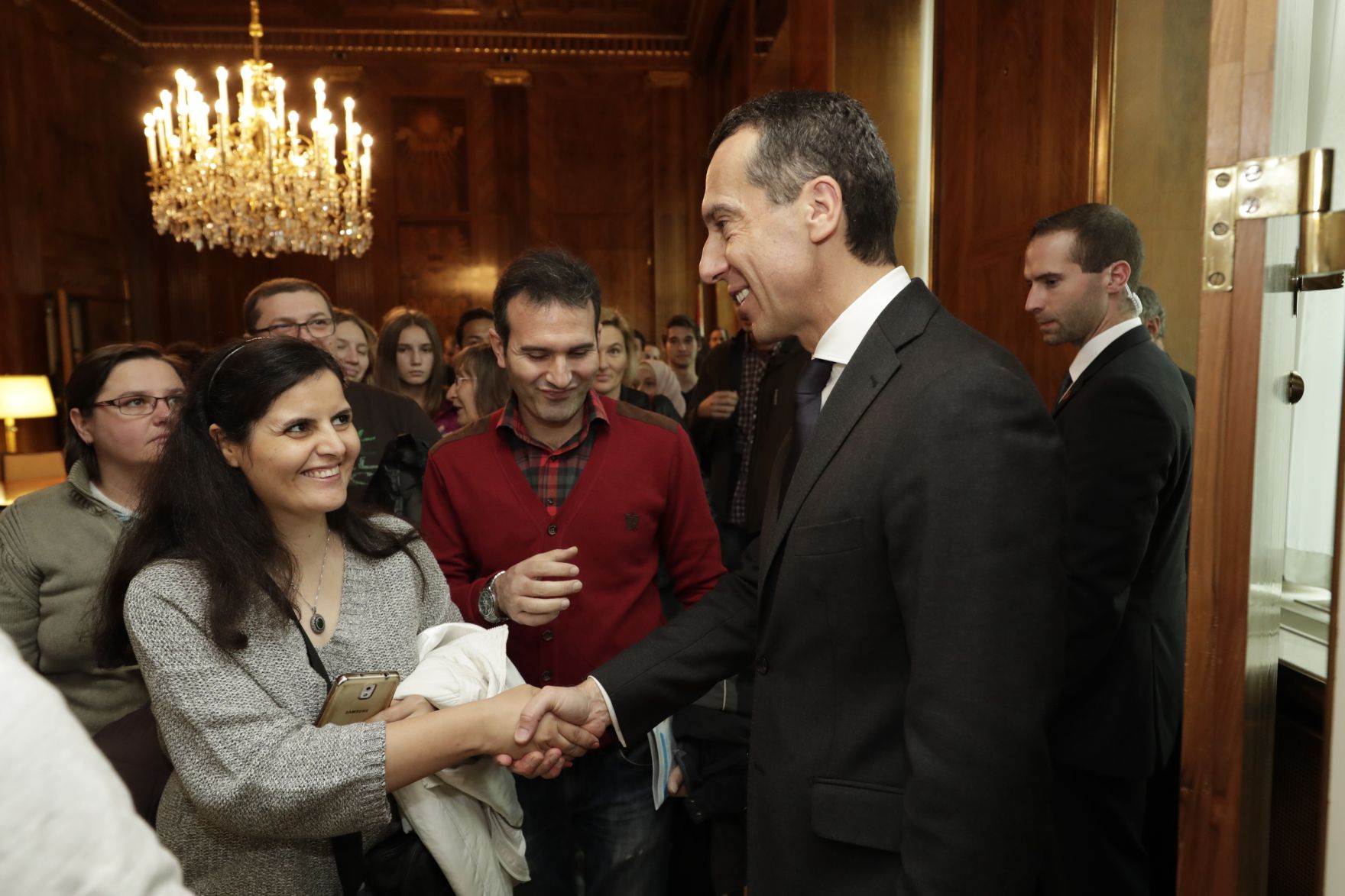 Am 26. Oktober 2016 empfing Bundeskanzler Christian Kern im Rahmen des Nationalfeiertages Besucherinnen und Besucher im Bundeskanzleramt.
