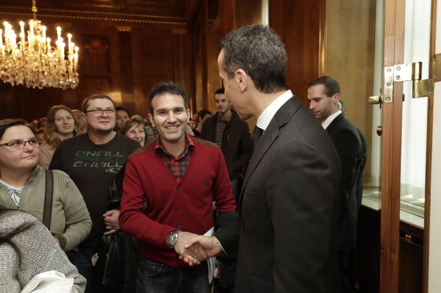 Am 26. Oktober 2016 empfing Bundeskanzler Christian Kern im Rahmen des Nationalfeiertages Besucherinnen und Besucher im Bundeskanzleramt.