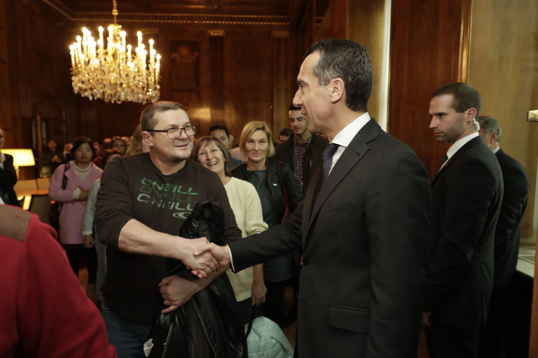 Am 26. Oktober 2016 empfing Bundeskanzler Christian Kern im Rahmen des Nationalfeiertages Besucherinnen und Besucher im Bundeskanzleramt.