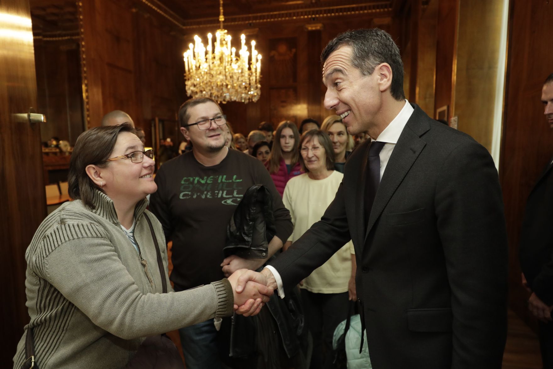 Am 26. Oktober 2016 empfing Bundeskanzler Christian Kern im Rahmen des Nationalfeiertages Besucherinnen und Besucher im Bundeskanzleramt.