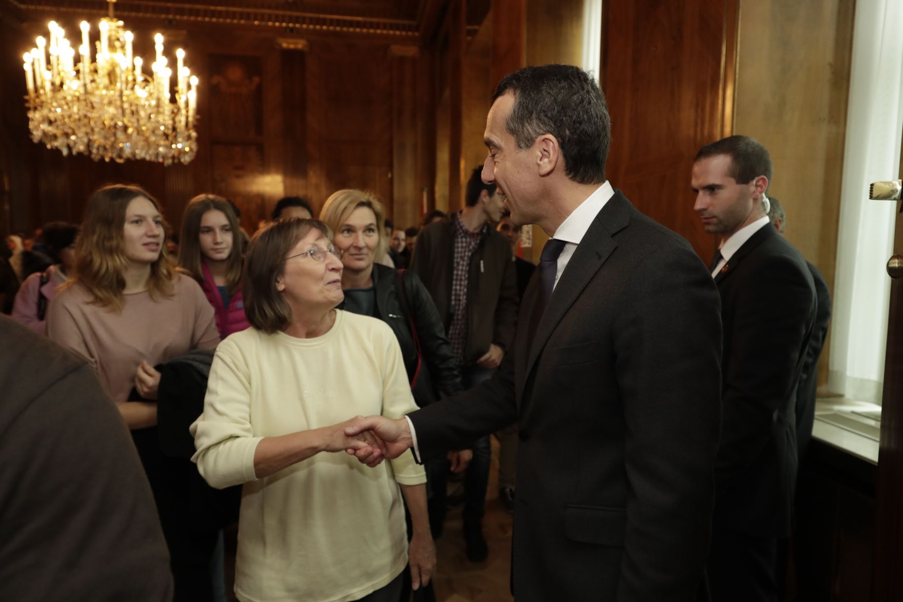 Am 26. Oktober 2016 empfing Bundeskanzler Christian Kern im Rahmen des Nationalfeiertages Besucherinnen und Besucher im Bundeskanzleramt.