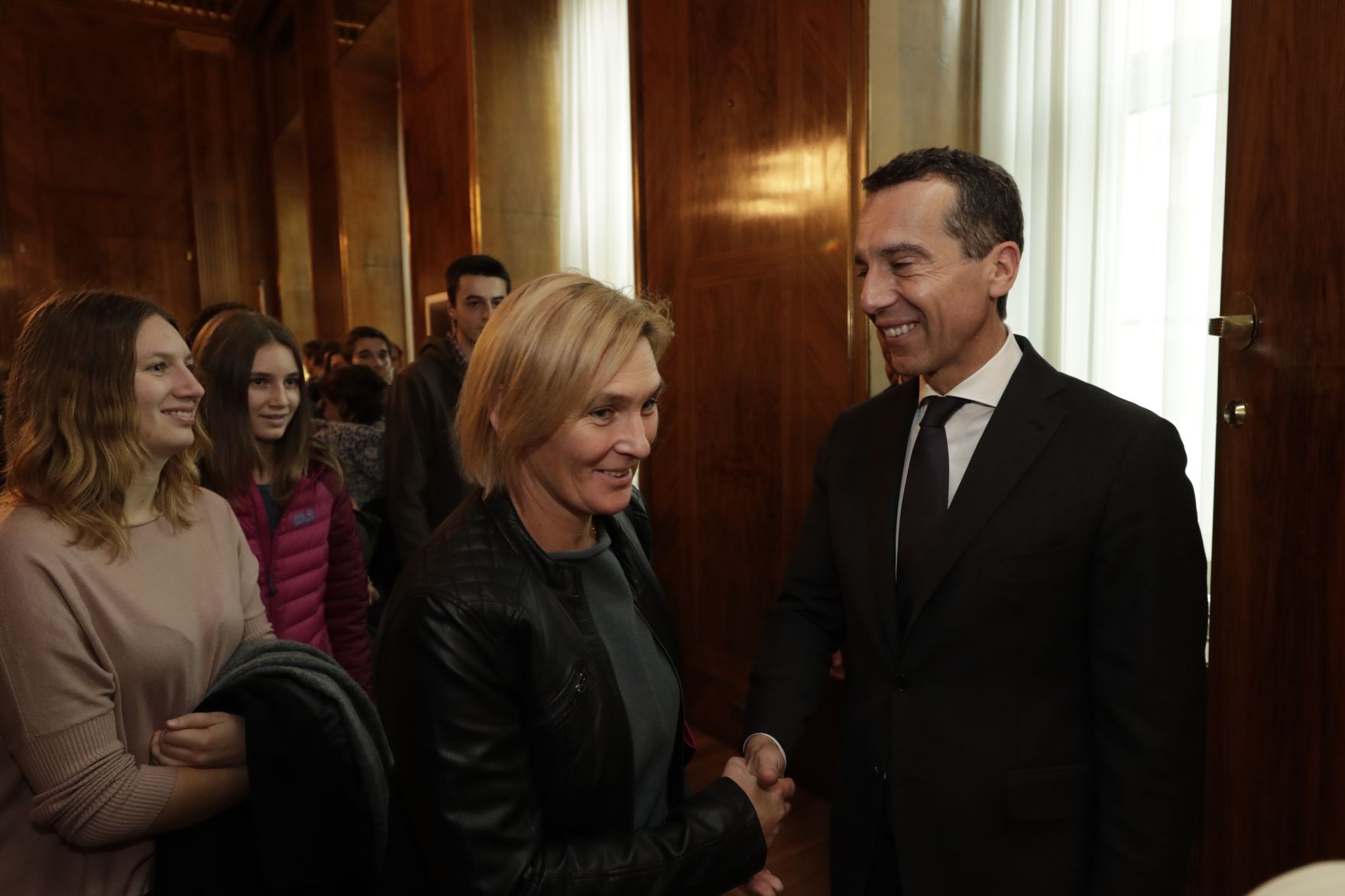 Am 26. Oktober 2016 empfing Bundeskanzler Christian Kern im Rahmen des Nationalfeiertages Besucherinnen und Besucher im Bundeskanzleramt.