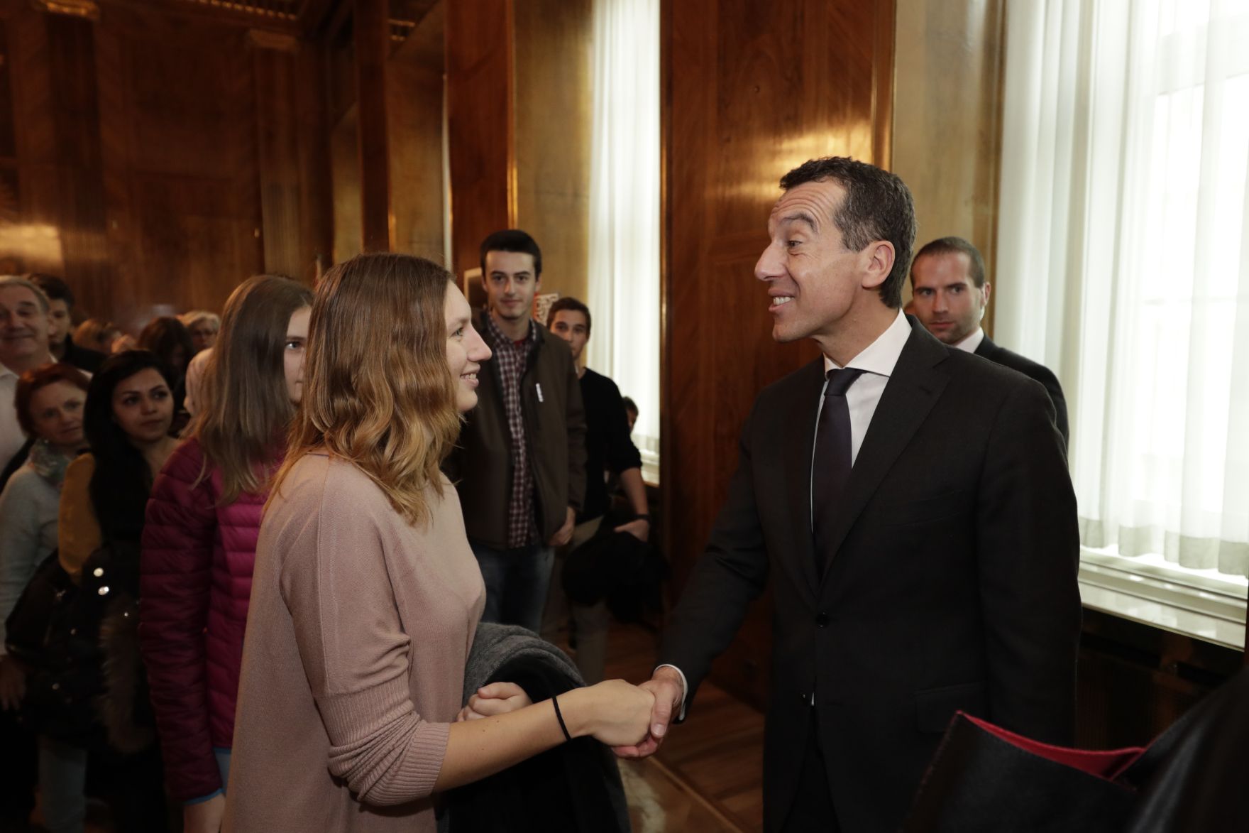 Am 26. Oktober 2016 empfing Bundeskanzler Christian Kern im Rahmen des Nationalfeiertages Besucherinnen und Besucher im Bundeskanzleramt.