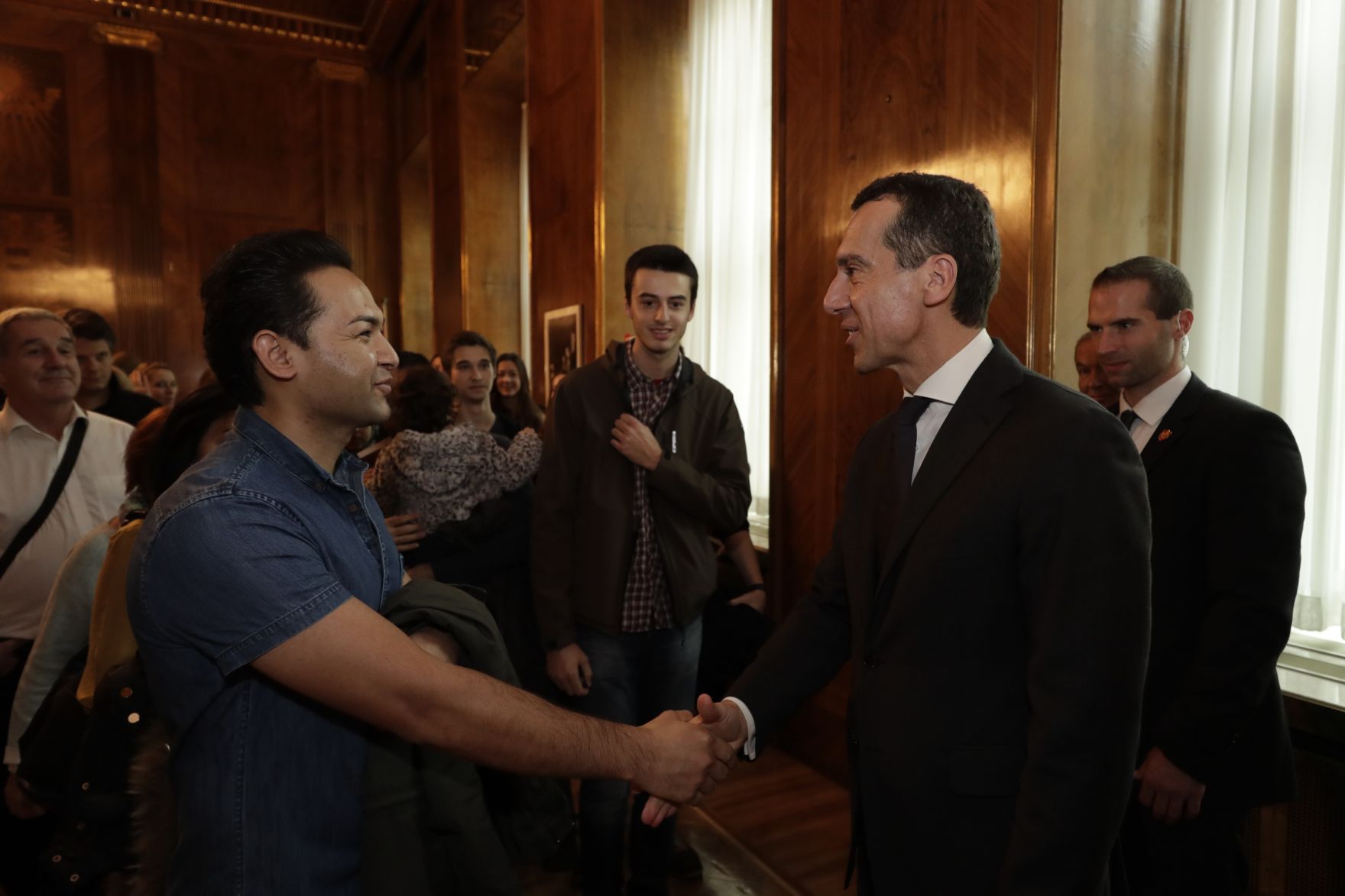 Am 26. Oktober 2016 empfing Bundeskanzler Christian Kern im Rahmen des Nationalfeiertages Besucherinnen und Besucher im Bundeskanzleramt.