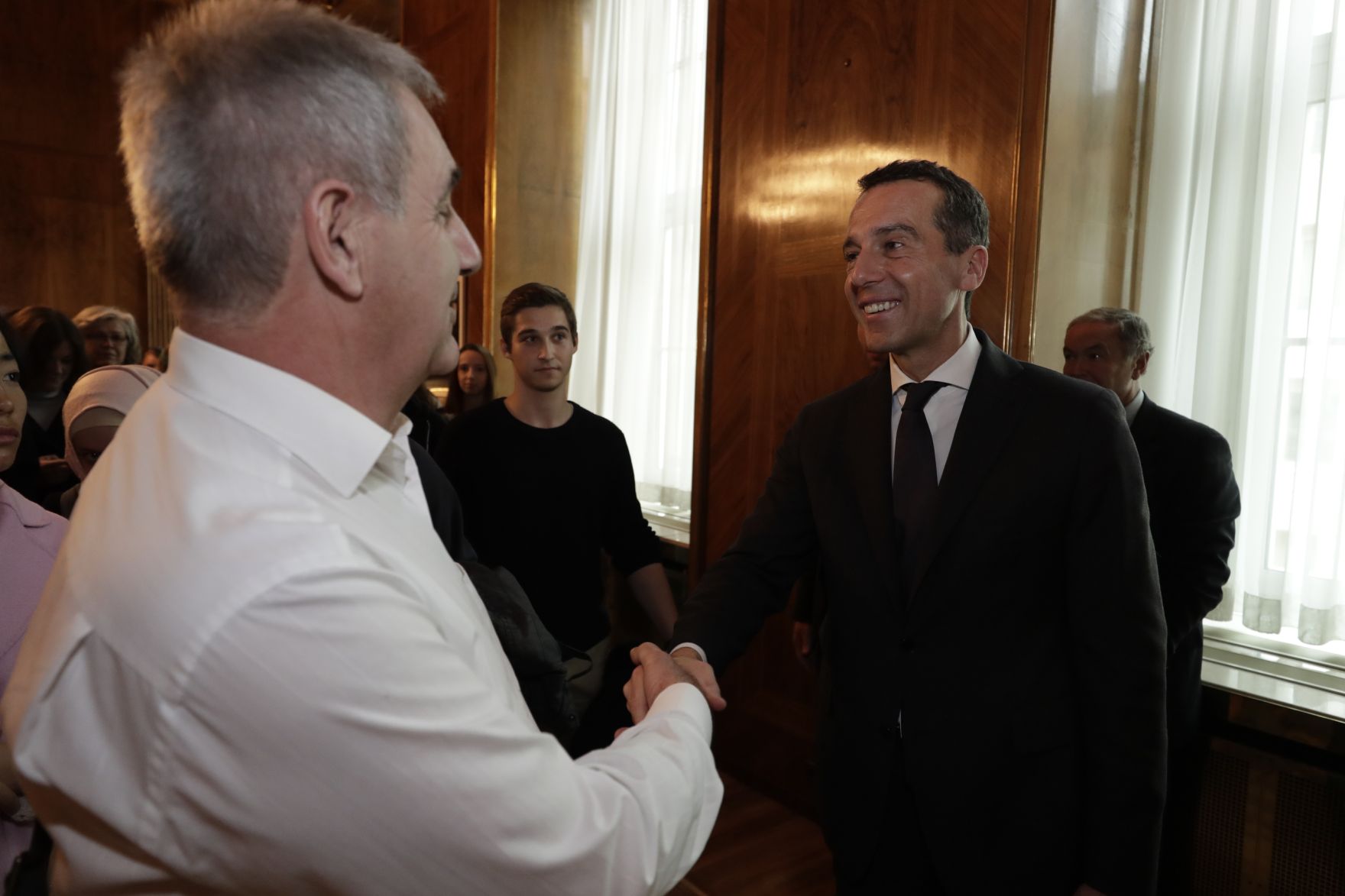 Am 26. Oktober 2016 empfing Bundeskanzler Christian Kern im Rahmen des Nationalfeiertages Besucherinnen und Besucher im Bundeskanzleramt.