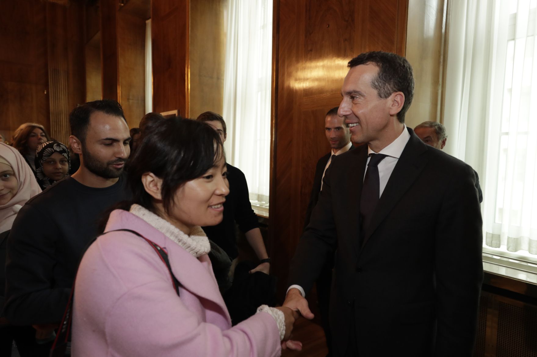 Am 26. Oktober 2016 empfing Bundeskanzler Christian Kern im Rahmen des Nationalfeiertages Besucherinnen und Besucher im Bundeskanzleramt.