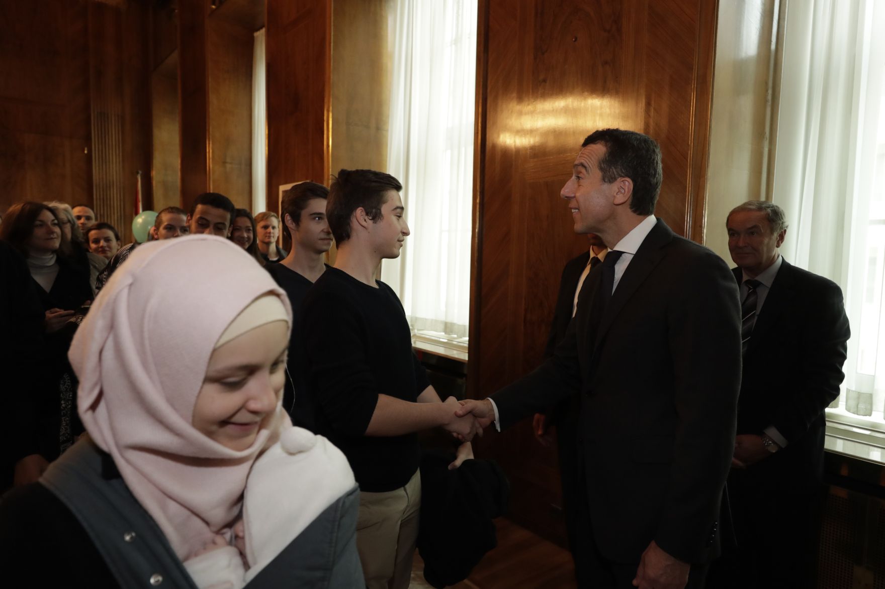 Am 26. Oktober 2016 empfing Bundeskanzler Christian Kern im Rahmen des Nationalfeiertages Besucherinnen und Besucher im Bundeskanzleramt.