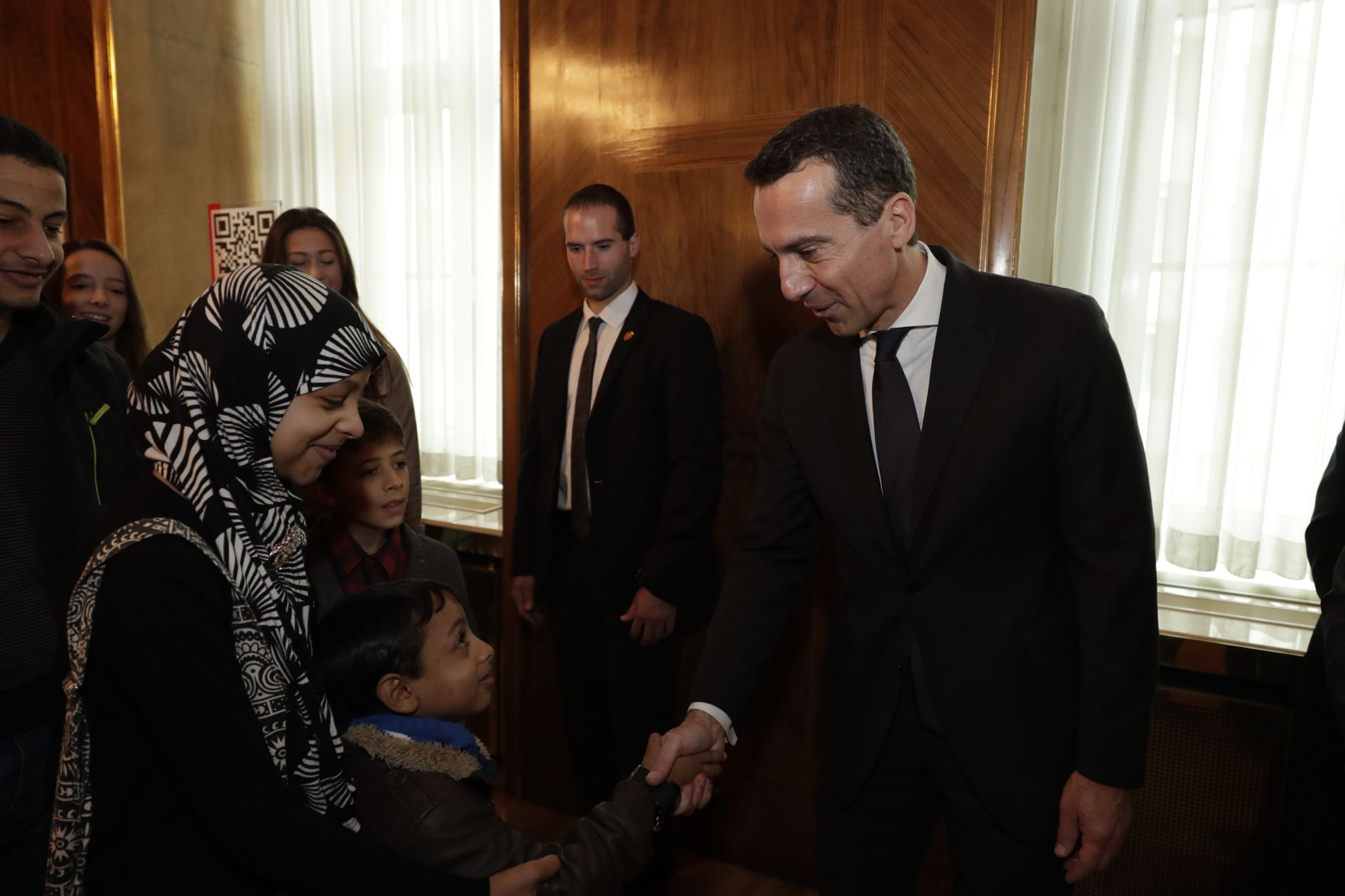 Am 26. Oktober 2016 empfing Bundeskanzler Christian Kern im Rahmen des Nationalfeiertages Besucherinnen und Besucher im Bundeskanzleramt.