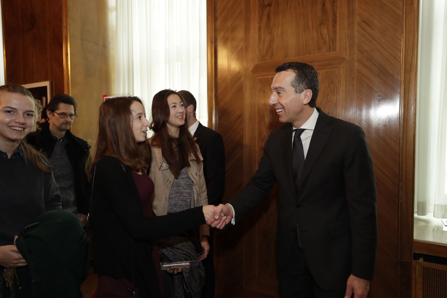 Am 26. Oktober 2016 empfing Bundeskanzler Christian Kern im Rahmen des Nationalfeiertages Besucherinnen und Besucher im Bundeskanzleramt.