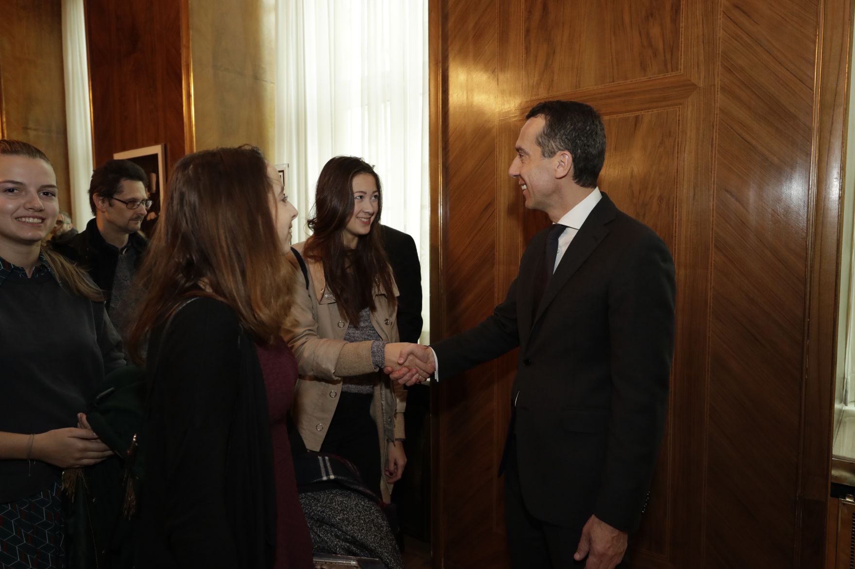Am 26. Oktober 2016 empfing Bundeskanzler Christian Kern im Rahmen des Nationalfeiertages Besucherinnen und Besucher im Bundeskanzleramt.