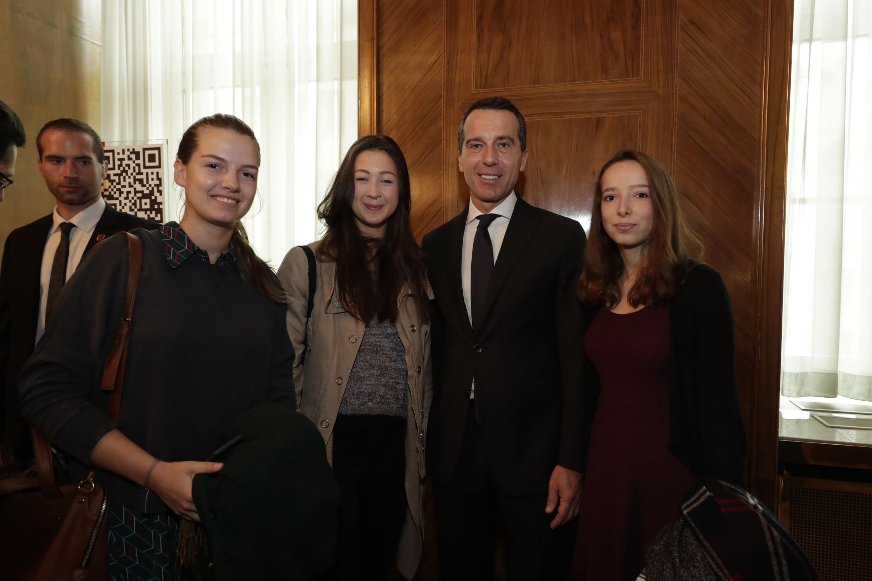 Am 26. Oktober 2016 empfing Bundeskanzler Christian Kern im Rahmen des Nationalfeiertages Besucherinnen und Besucher im Bundeskanzleramt.