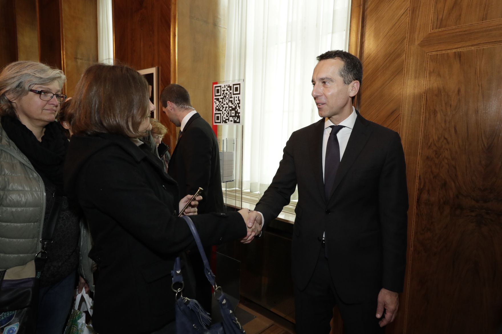 Am 26. Oktober 2016 empfing Bundeskanzler Christian Kern im Rahmen des Nationalfeiertages Besucherinnen und Besucher im Bundeskanzleramt.