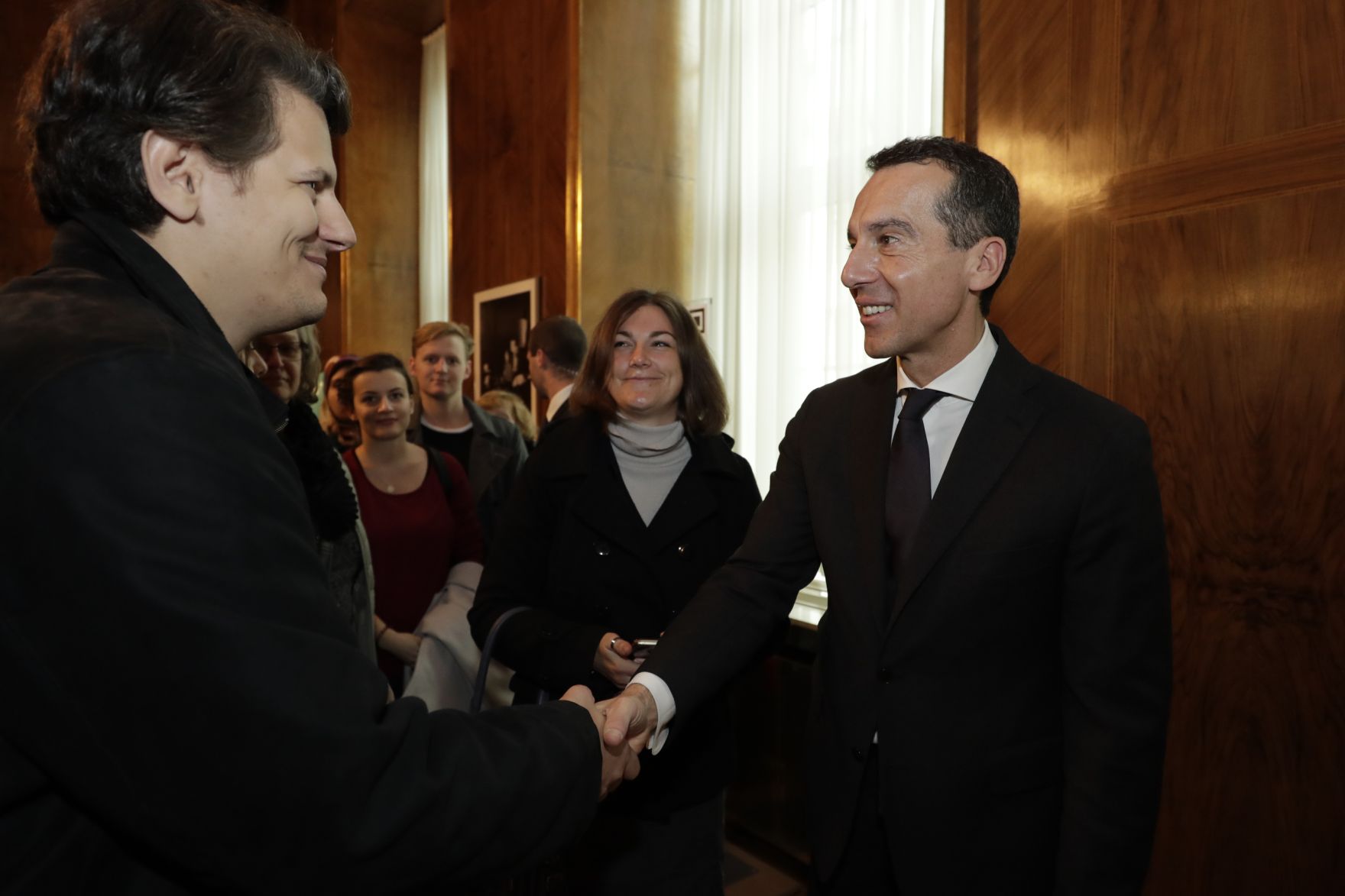 Am 26. Oktober 2016 empfing Bundeskanzler Christian Kern im Rahmen des Nationalfeiertages Besucherinnen und Besucher im Bundeskanzleramt.