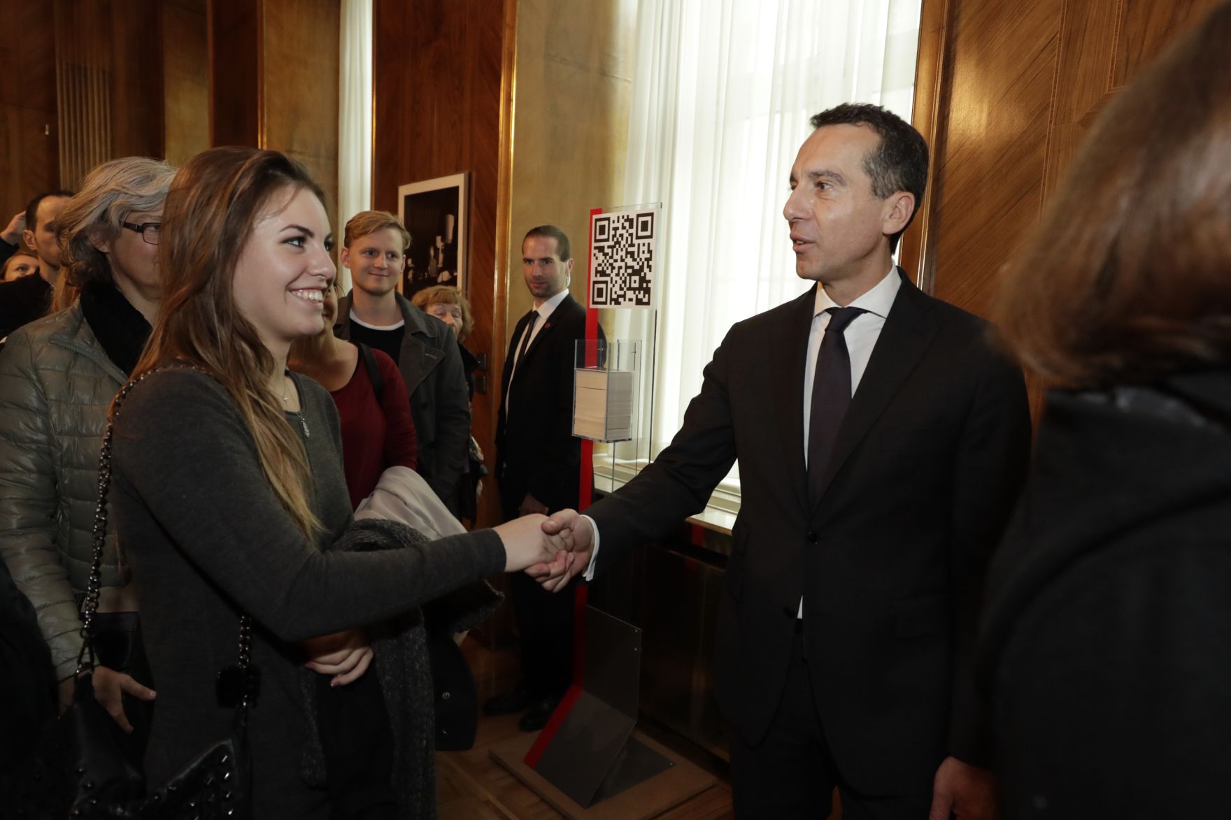Am 26. Oktober 2016 empfing Bundeskanzler Christian Kern im Rahmen des Nationalfeiertages Besucherinnen und Besucher im Bundeskanzleramt.