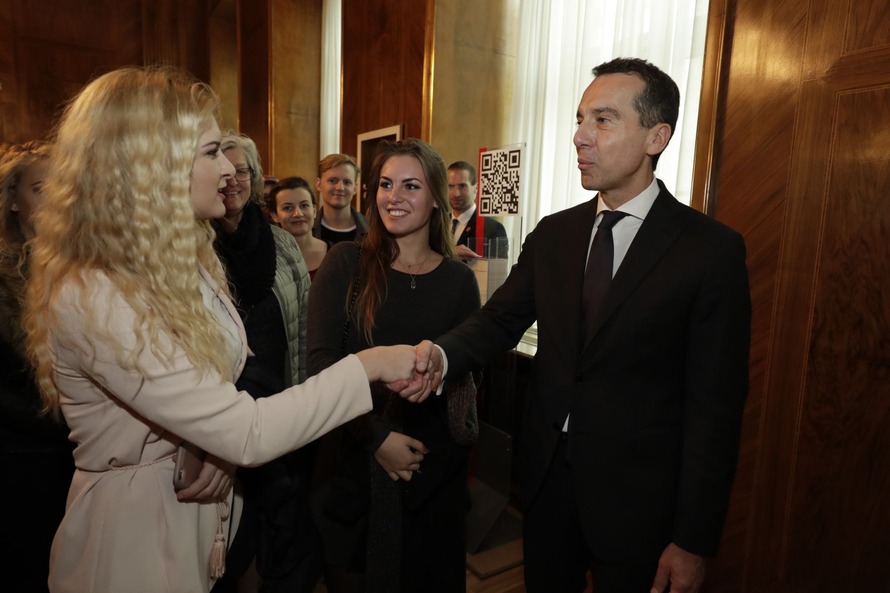 Am 26. Oktober 2016 empfing Bundeskanzler Christian Kern im Rahmen des Nationalfeiertages Besucherinnen und Besucher im Bundeskanzleramt.
