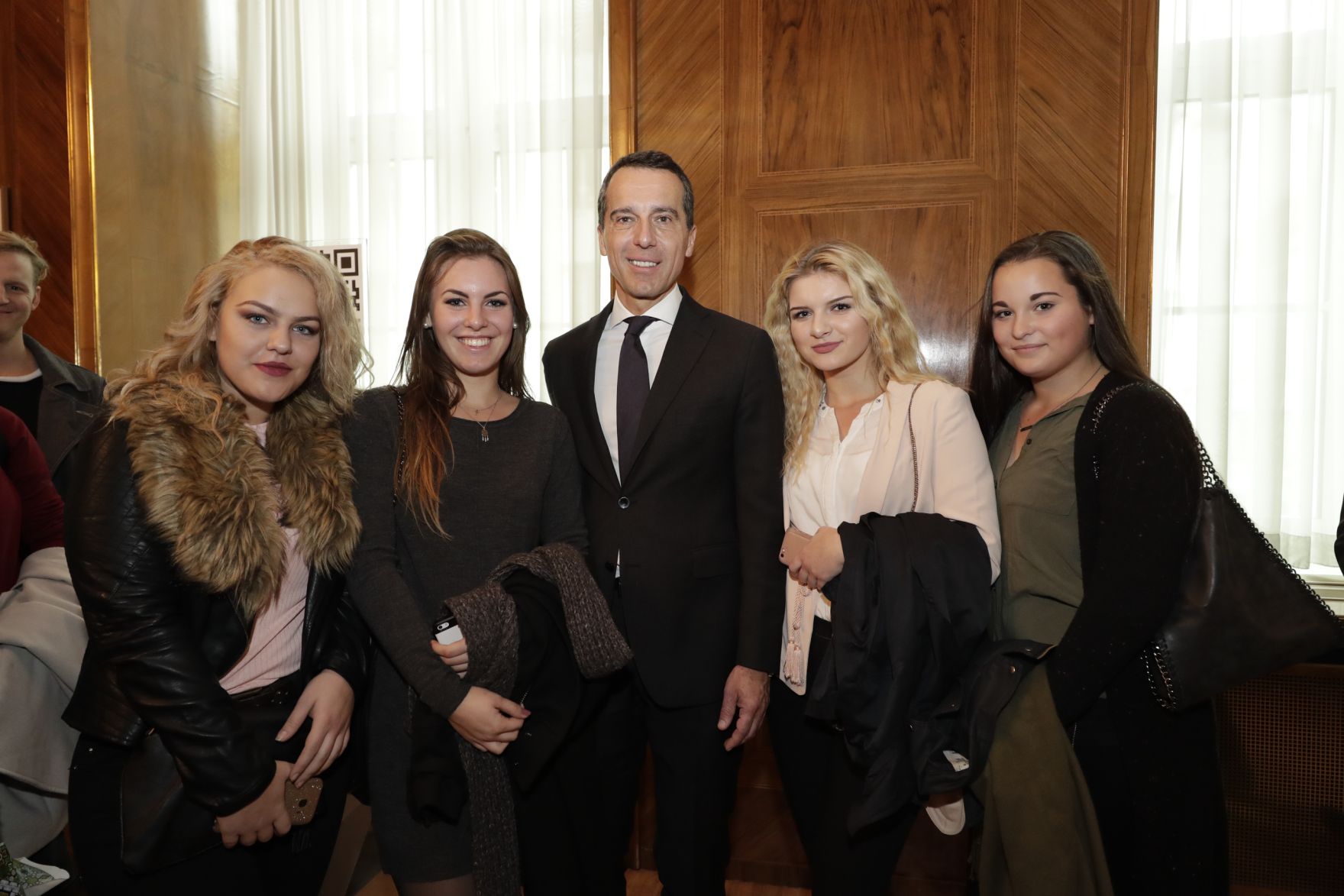 Am 26. Oktober 2016 empfing Bundeskanzler Christian Kern im Rahmen des Nationalfeiertages Besucherinnen und Besucher im Bundeskanzleramt.