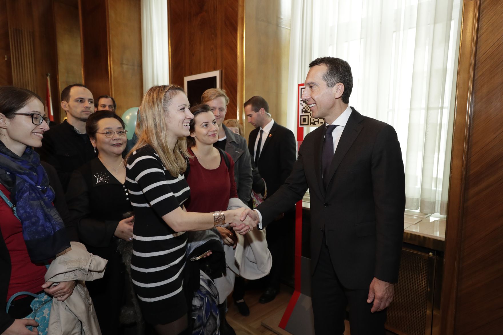Am 26. Oktober 2016 empfing Bundeskanzler Christian Kern im Rahmen des Nationalfeiertages Besucherinnen und Besucher im Bundeskanzleramt.