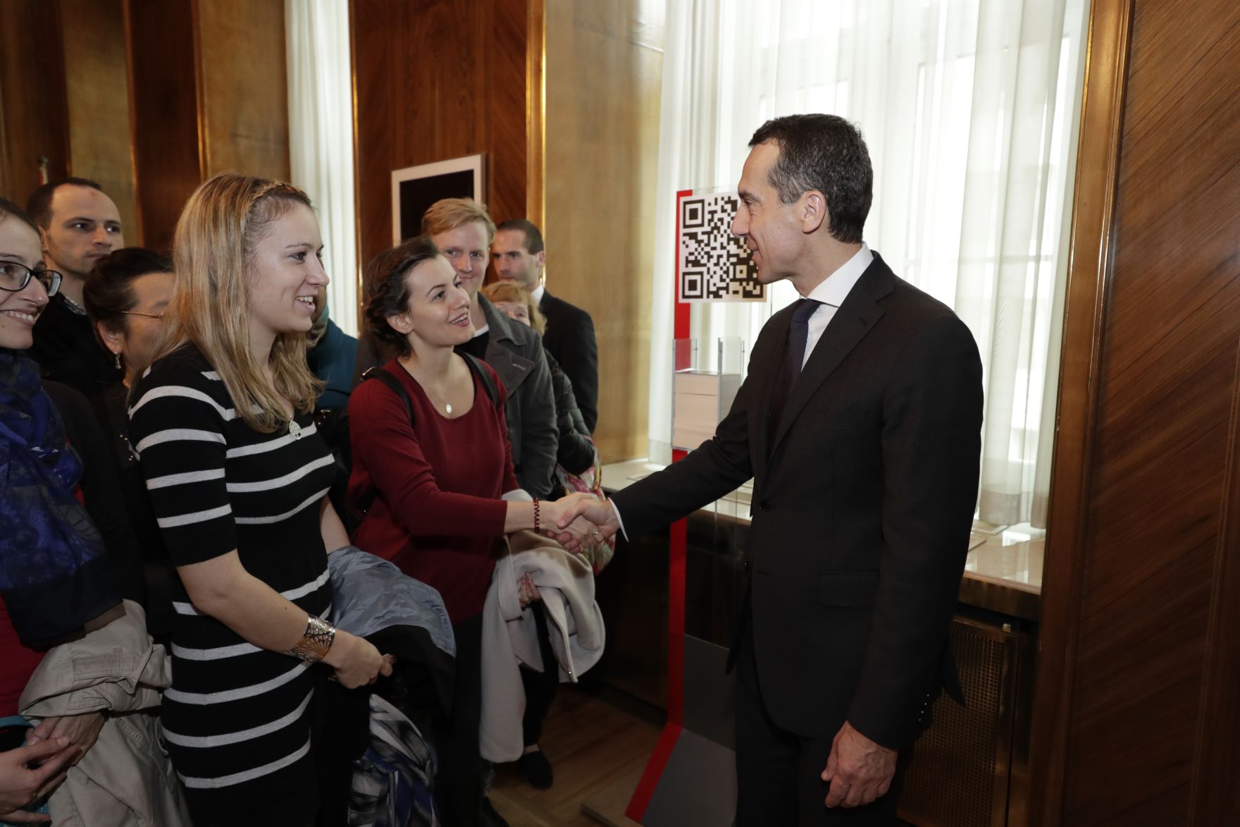 Am 26. Oktober 2016 empfing Bundeskanzler Christian Kern im Rahmen des Nationalfeiertages Besucherinnen und Besucher im Bundeskanzleramt.