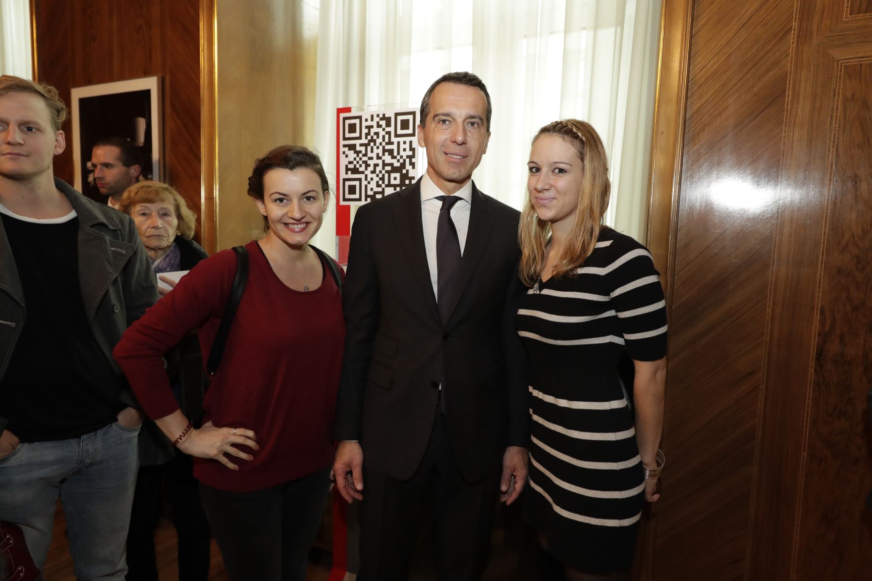 Am 26. Oktober 2016 empfing Bundeskanzler Christian Kern im Rahmen des Nationalfeiertages Besucherinnen und Besucher im Bundeskanzleramt.