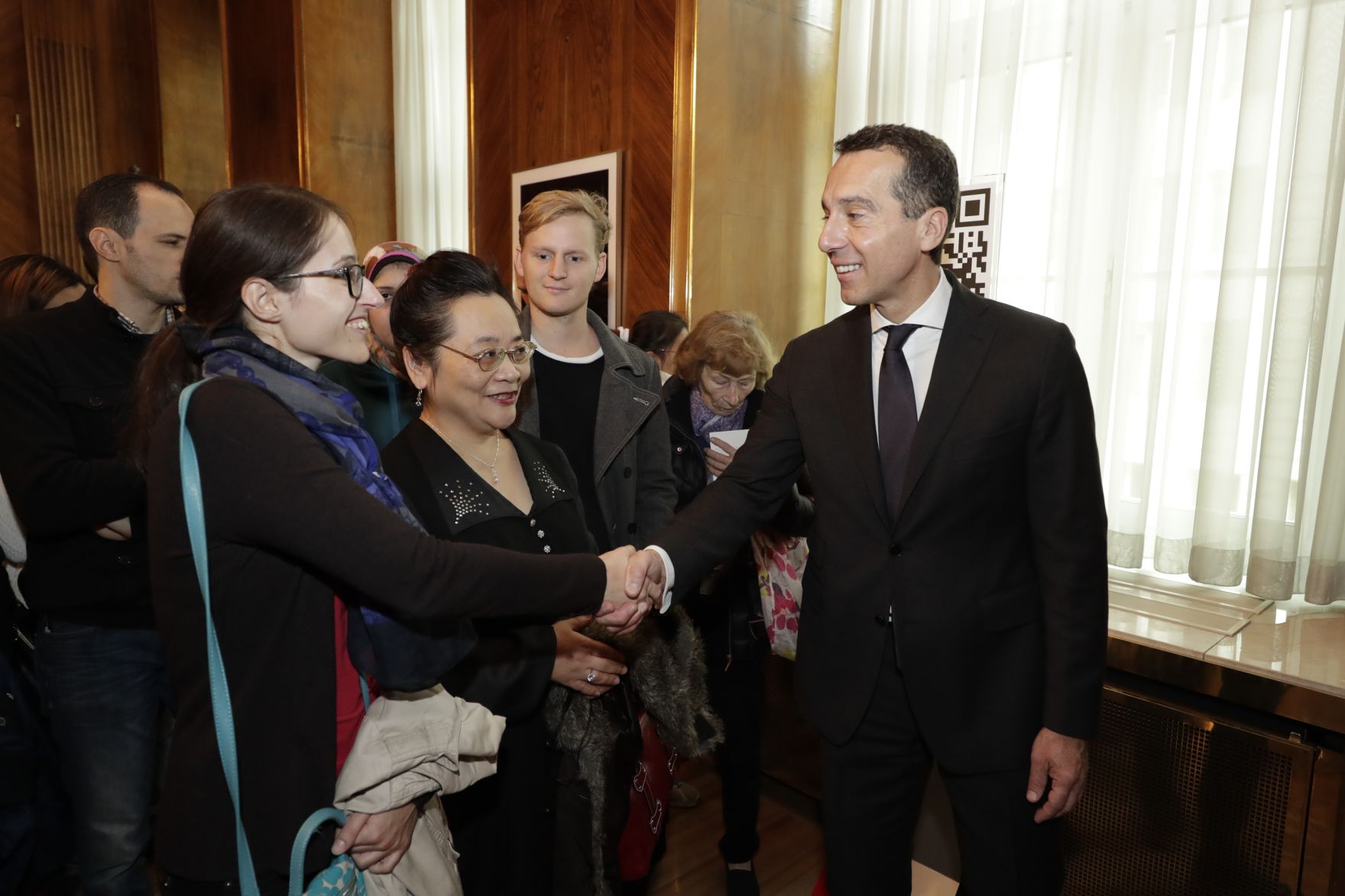 Am 26. Oktober 2016 empfing Bundeskanzler Christian Kern im Rahmen des Nationalfeiertages Besucherinnen und Besucher im Bundeskanzleramt.