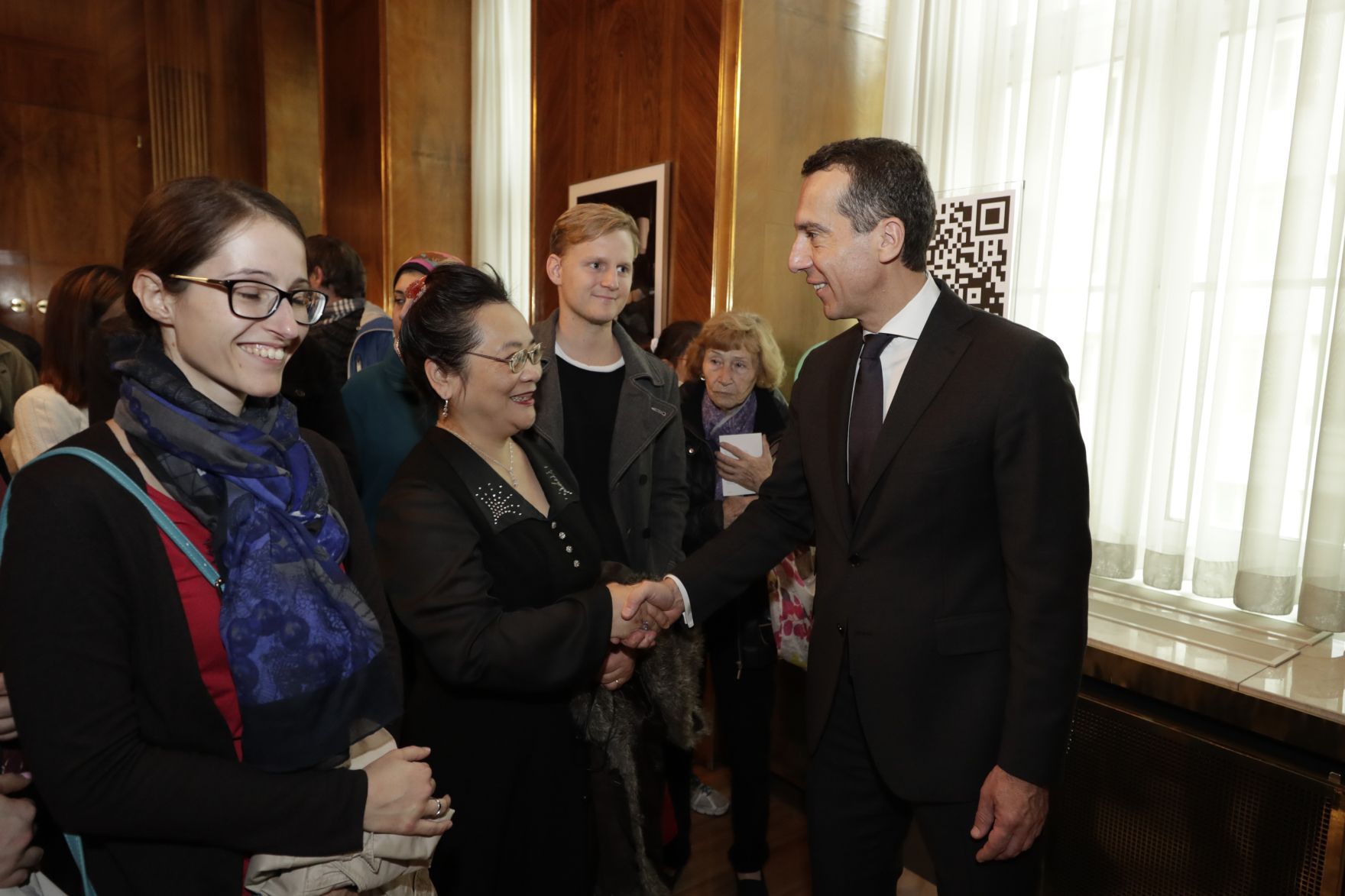 Am 26. Oktober 2016 empfing Bundeskanzler Christian Kern im Rahmen des Nationalfeiertages Besucherinnen und Besucher im Bundeskanzleramt.