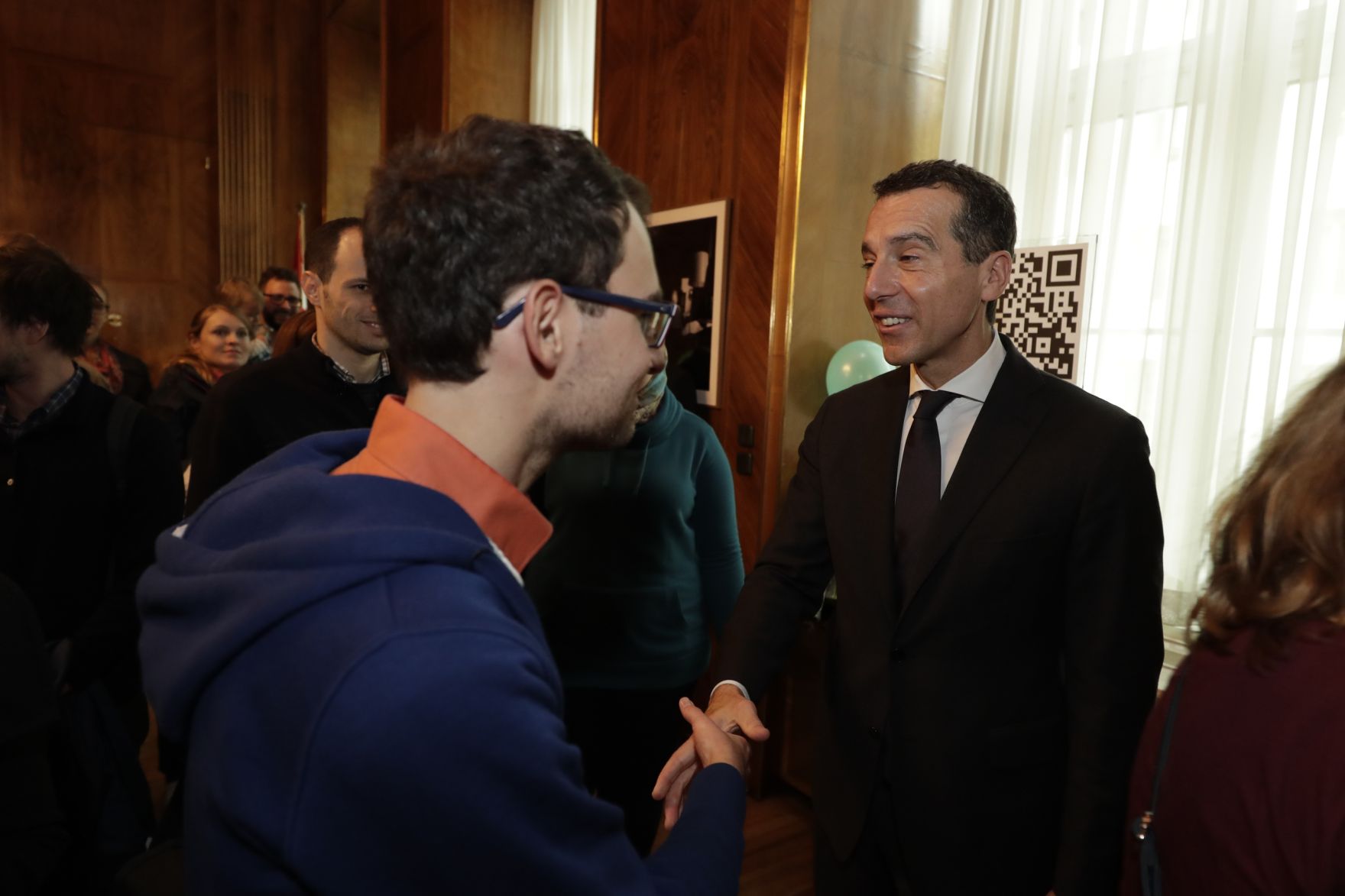 Am 26. Oktober 2016 empfing Bundeskanzler Christian Kern im Rahmen des Nationalfeiertages Besucherinnen und Besucher im Bundeskanzleramt.