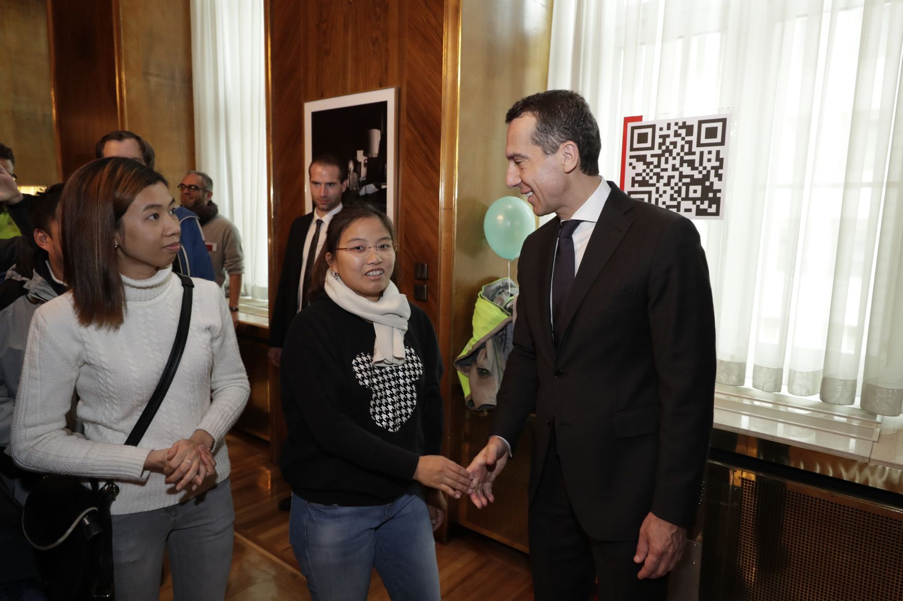 Am 26. Oktober 2016 empfing Bundeskanzler Christian Kern im Rahmen des Nationalfeiertages Besucherinnen und Besucher im Bundeskanzleramt.