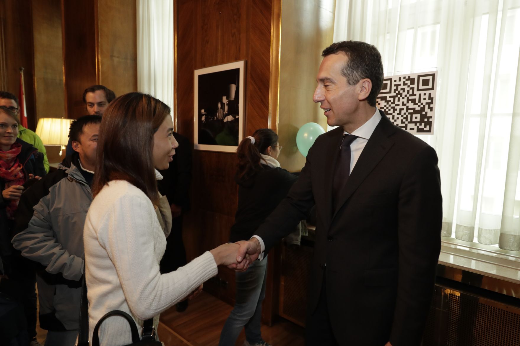 Am 26. Oktober 2016 empfing Bundeskanzler Christian Kern im Rahmen des Nationalfeiertages Besucherinnen und Besucher im Bundeskanzleramt.