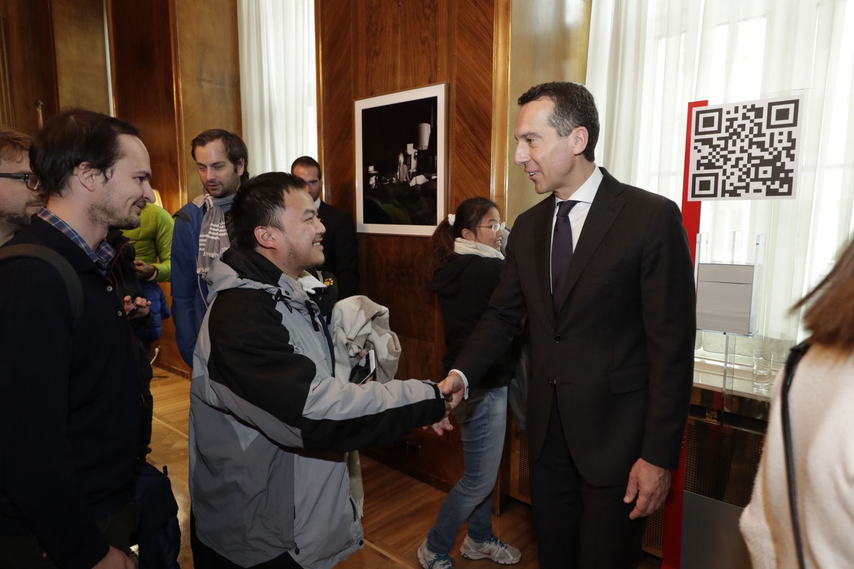 Am 26. Oktober 2016 empfing Bundeskanzler Christian Kern im Rahmen des Nationalfeiertages Besucherinnen und Besucher im Bundeskanzleramt.