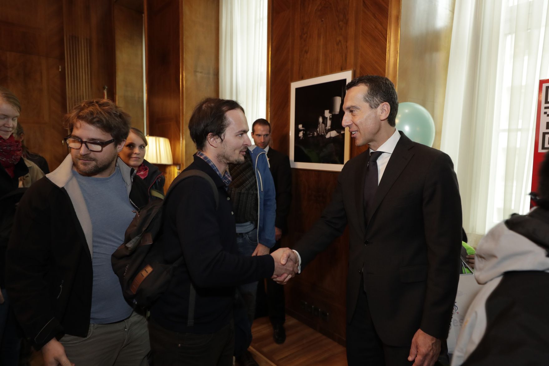 Am 26. Oktober 2016 empfing Bundeskanzler Christian Kern im Rahmen des Nationalfeiertages Besucherinnen und Besucher im Bundeskanzleramt.