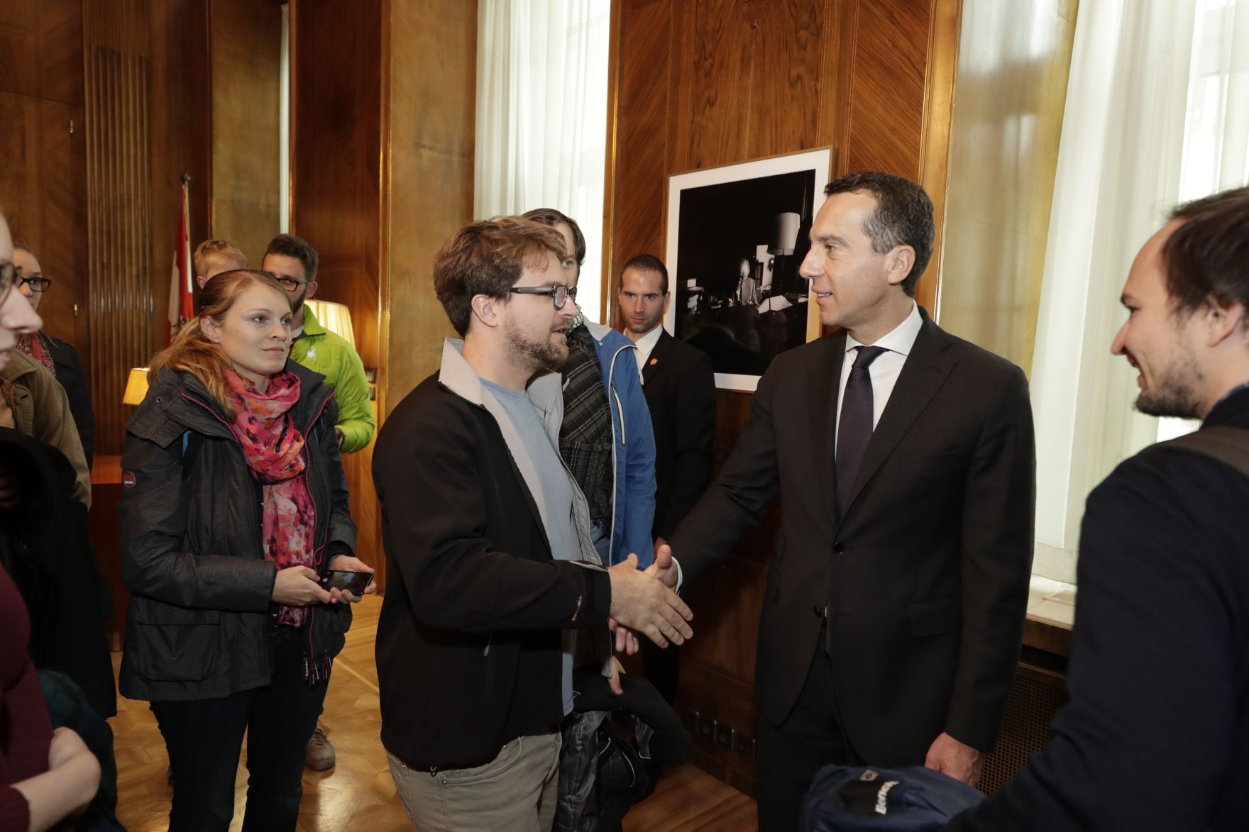 Am 26. Oktober 2016 empfing Bundeskanzler Christian Kern im Rahmen des Nationalfeiertages Besucherinnen und Besucher im Bundeskanzleramt.