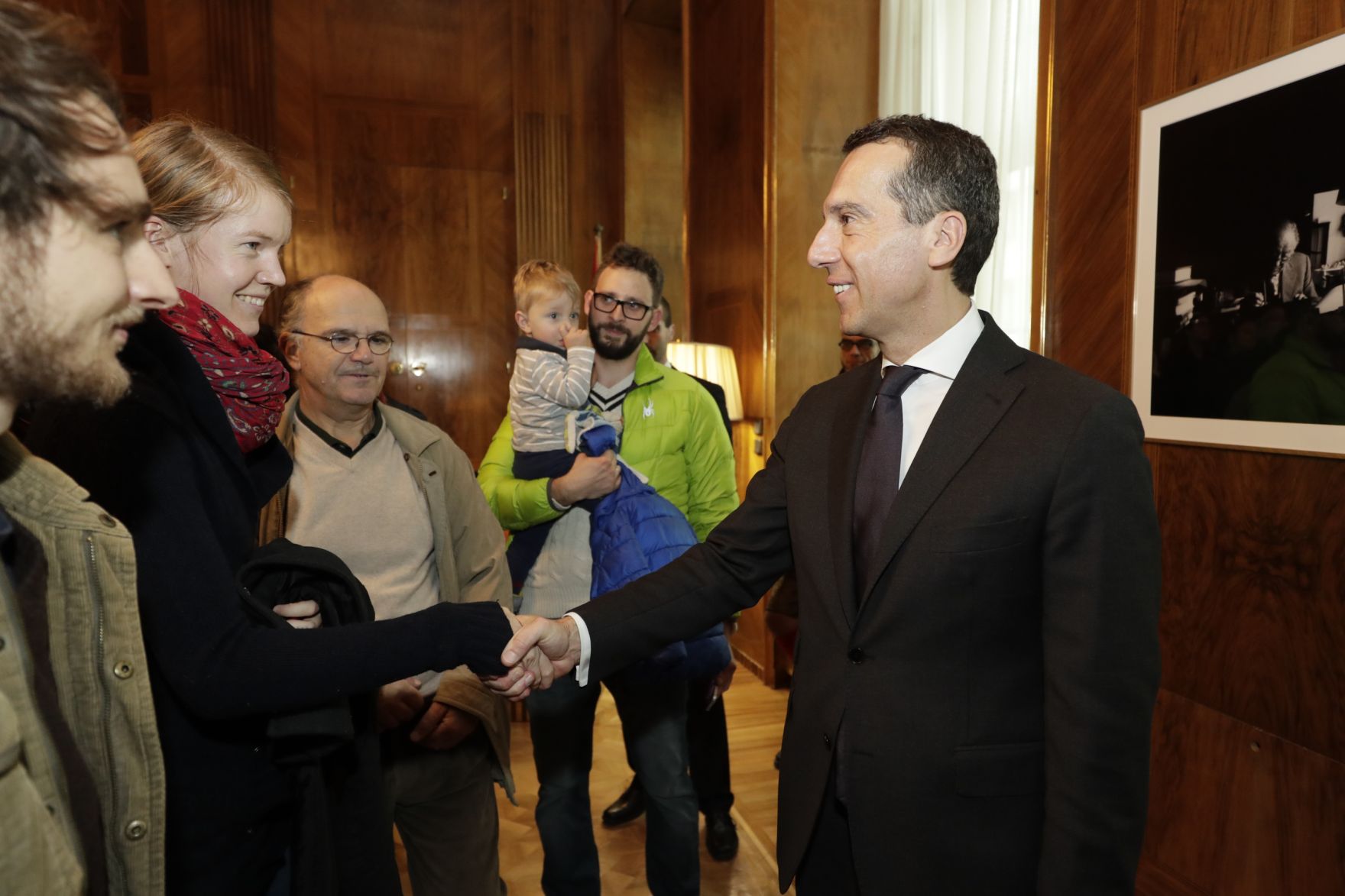 Am 26. Oktober 2016 empfing Bundeskanzler Christian Kern im Rahmen des Nationalfeiertages Besucherinnen und Besucher im Bundeskanzleramt.