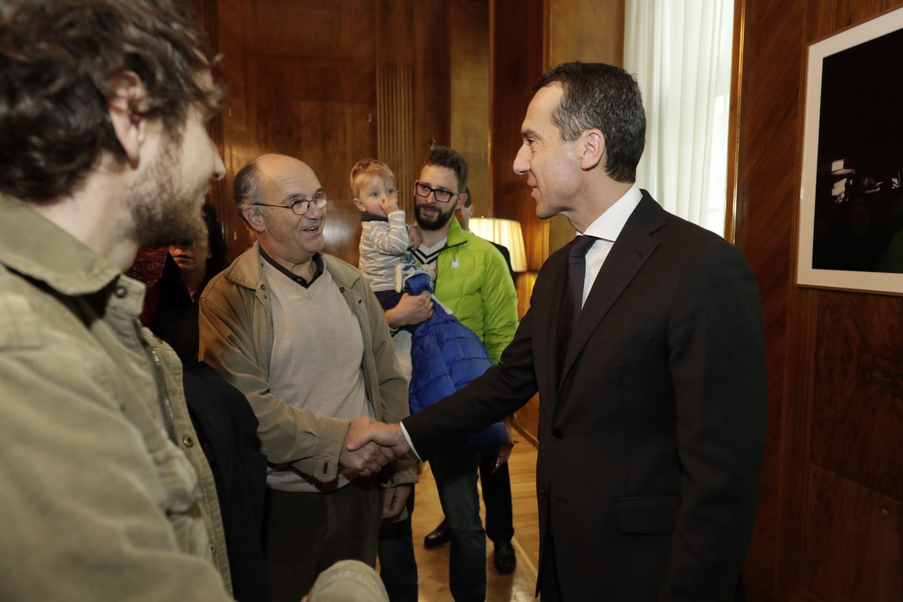 Am 26. Oktober 2016 empfing Bundeskanzler Christian Kern im Rahmen des Nationalfeiertages Besucherinnen und Besucher im Bundeskanzleramt.