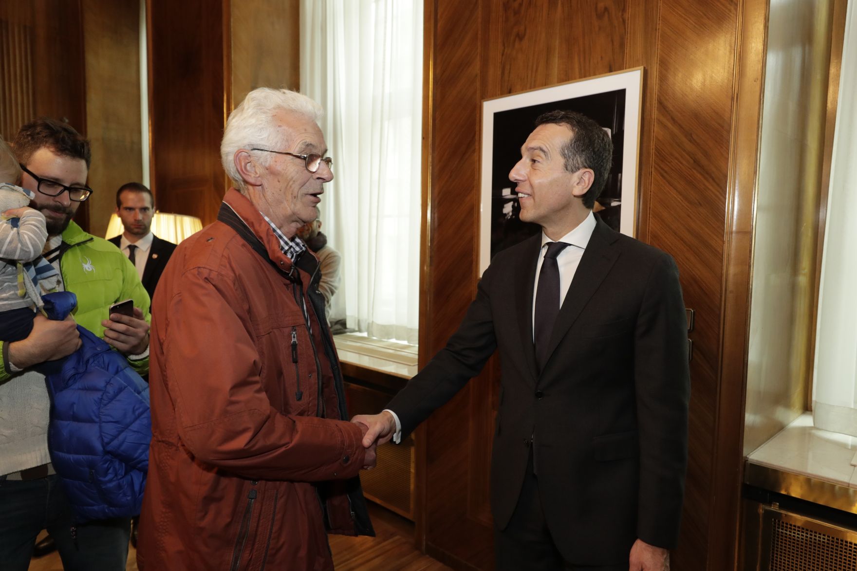 Am 26. Oktober 2016 empfing Bundeskanzler Christian Kern im Rahmen des Nationalfeiertages Besucherinnen und Besucher im Bundeskanzleramt.