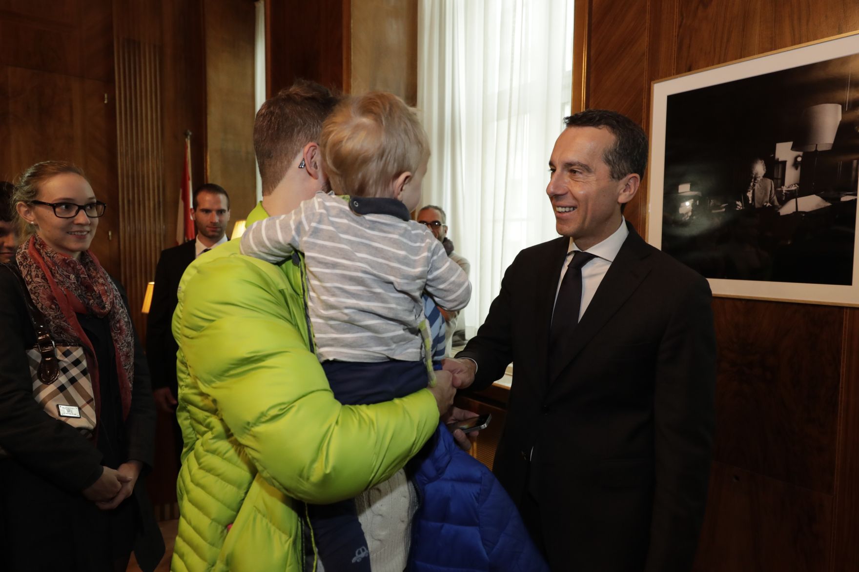 Am 26. Oktober 2016 empfing Bundeskanzler Christian Kern im Rahmen des Nationalfeiertages Besucherinnen und Besucher im Bundeskanzleramt.
