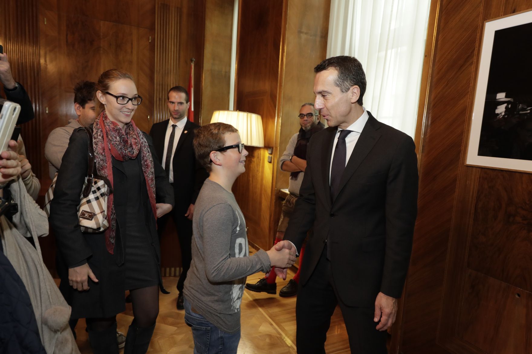 Am 26. Oktober 2016 empfing Bundeskanzler Christian Kern im Rahmen des Nationalfeiertages Besucherinnen und Besucher im Bundeskanzleramt.