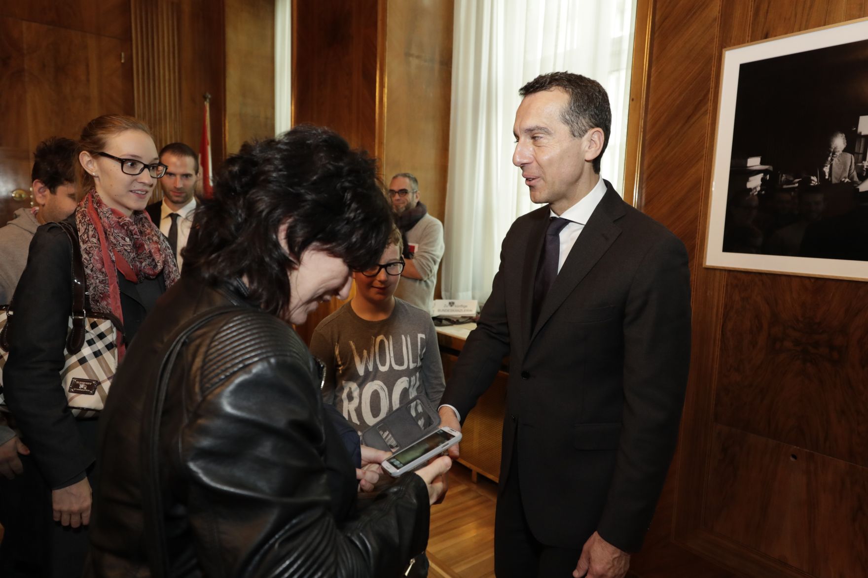 Am 26. Oktober 2016 empfing Bundeskanzler Christian Kern im Rahmen des Nationalfeiertages Besucherinnen und Besucher im Bundeskanzleramt.