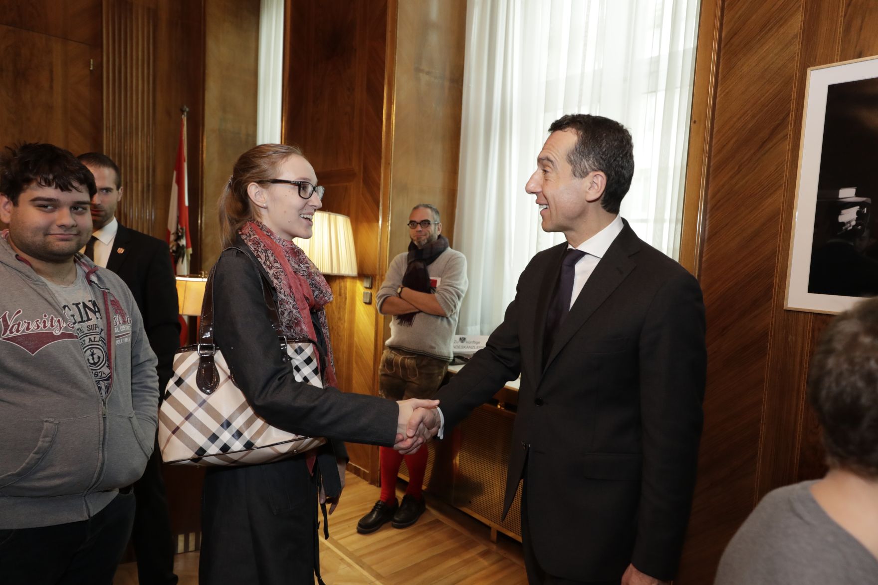 Am 26. Oktober 2016 empfing Bundeskanzler Christian Kern im Rahmen des Nationalfeiertages Besucherinnen und Besucher im Bundeskanzleramt.