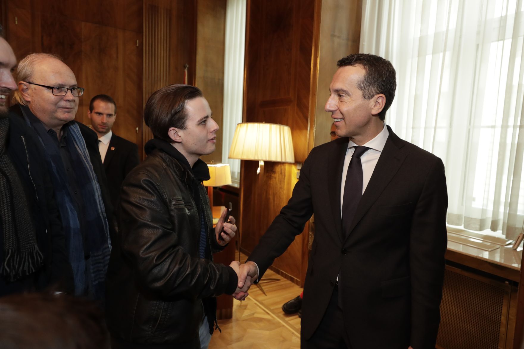 Am 26. Oktober 2016 empfing Bundeskanzler Christian Kern im Rahmen des Nationalfeiertages Besucherinnen und Besucher im Bundeskanzleramt.
